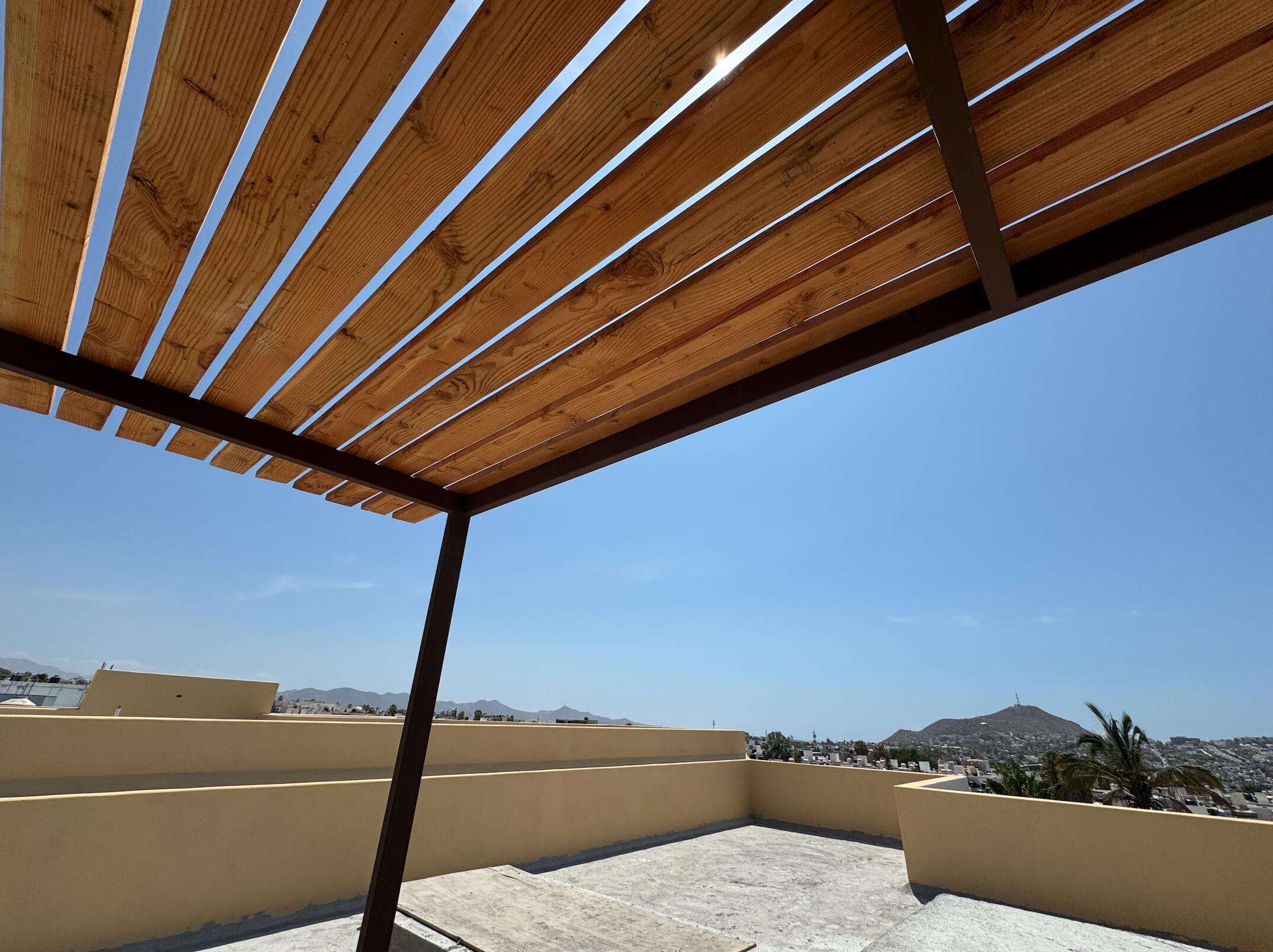 Los Cabos Cardinal Living Oportunidad en Cardinal Living, centro de Cabo. Depto 3 recΓ‘maras con lock-off: vive y renta o renta completo. Rooftop con jacuzzi, gym, asadores y vistas. Elevador, parking techado y seguridad 24/7. Listo para generar ingresos. 60% enganche + 40% a 2 aΓ±os al 7%.Investment at Cardinal Living, downtown Cabo. 3BR lock-off unit: live & rent or rent all. Rooftop w/ jacuzzi, gym, BBQ & for sale