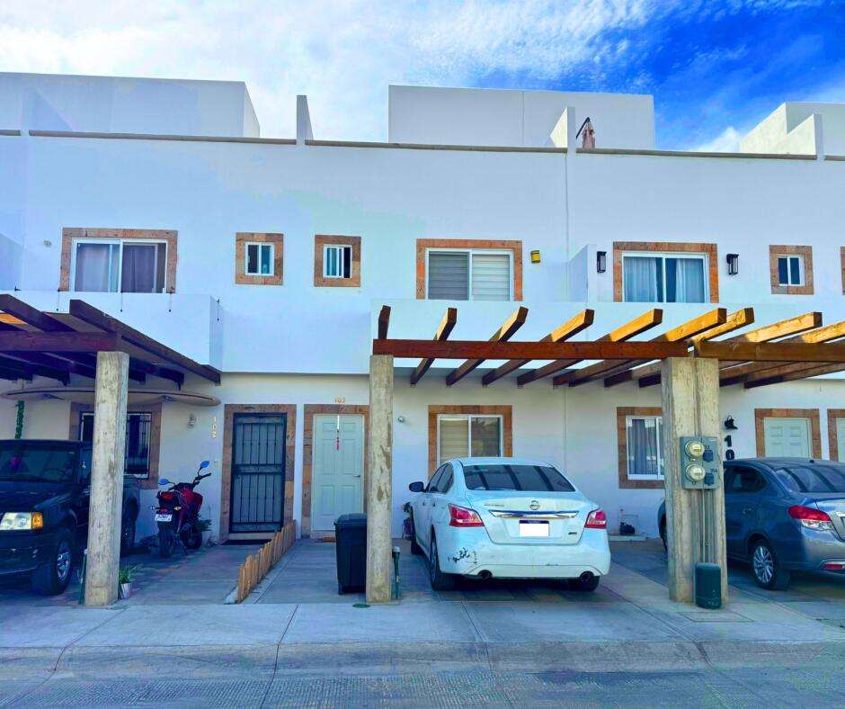 Los Cabos Centro-Csl North Casa habitación con ampliación en planta alta, ideal para inversión en Los Cabos. Planta baja: sala, cocina, 2 recámaras, 1 baño completo y cochera. Planta alta: 2 recámaras tipo estudio, cada una con baño completo y acceso independiente. Permite hasta 3 unidades habitacionales, con privacidad y opción de renta. Ubicada en zona urbana con servicios y vialidades cercanas.Single-family home with upper-level expansion, ideal for investment in Los Cabos. Ground floor: living room, kitchen, 2 bedrooms, 1 full bathroom, and carport. Upper level: 2 studio-style bedrooms, each with a full bathroom and independent access. Allows up to 3 separate units, offering privacy and rental flexibility. Located in an urban area with nearby services and main roads. for sale