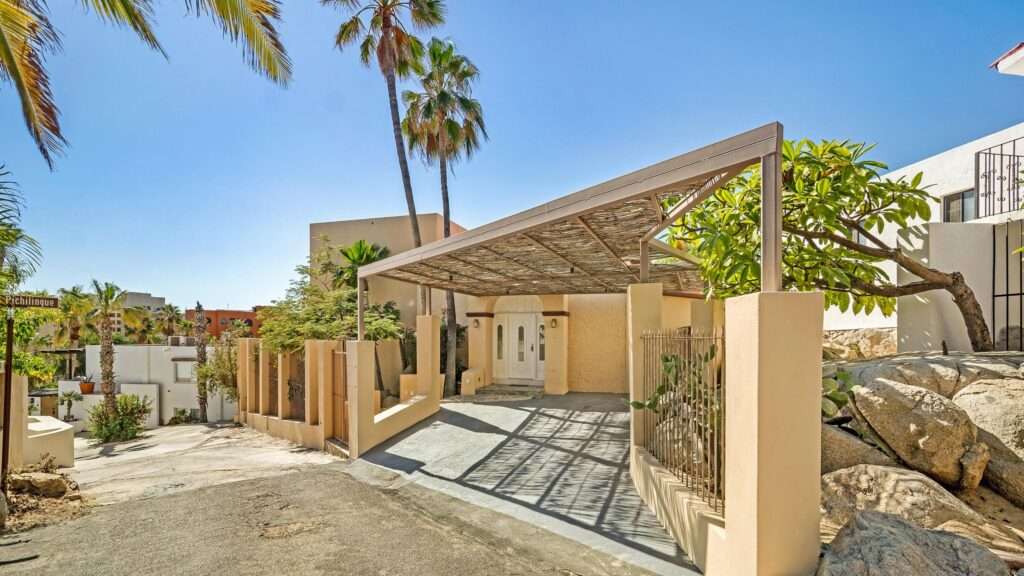 Los Cabos Brisas Del Pac East Casa de un nivel en Brisas del Pacífico con estructura para segundo piso. Cuenta con dos cocheras techadas, sala, sala de estar, cocina con isla y terraza. Terreno de 2,100 m² con gran potencial para alberca, ampliación o desarrollo. Ideal para inversión o vivir.Single-level home in Brisas del Pacífico with structure for a second floor. Features two covered carports, living room, family room, kitchen with island, and terrace. 2,100 m² lot with excellent potential for a pool, expansion, or development. Ideal for living or investment. – 11 Camino de La Playa, Cabo Corridor, BS
