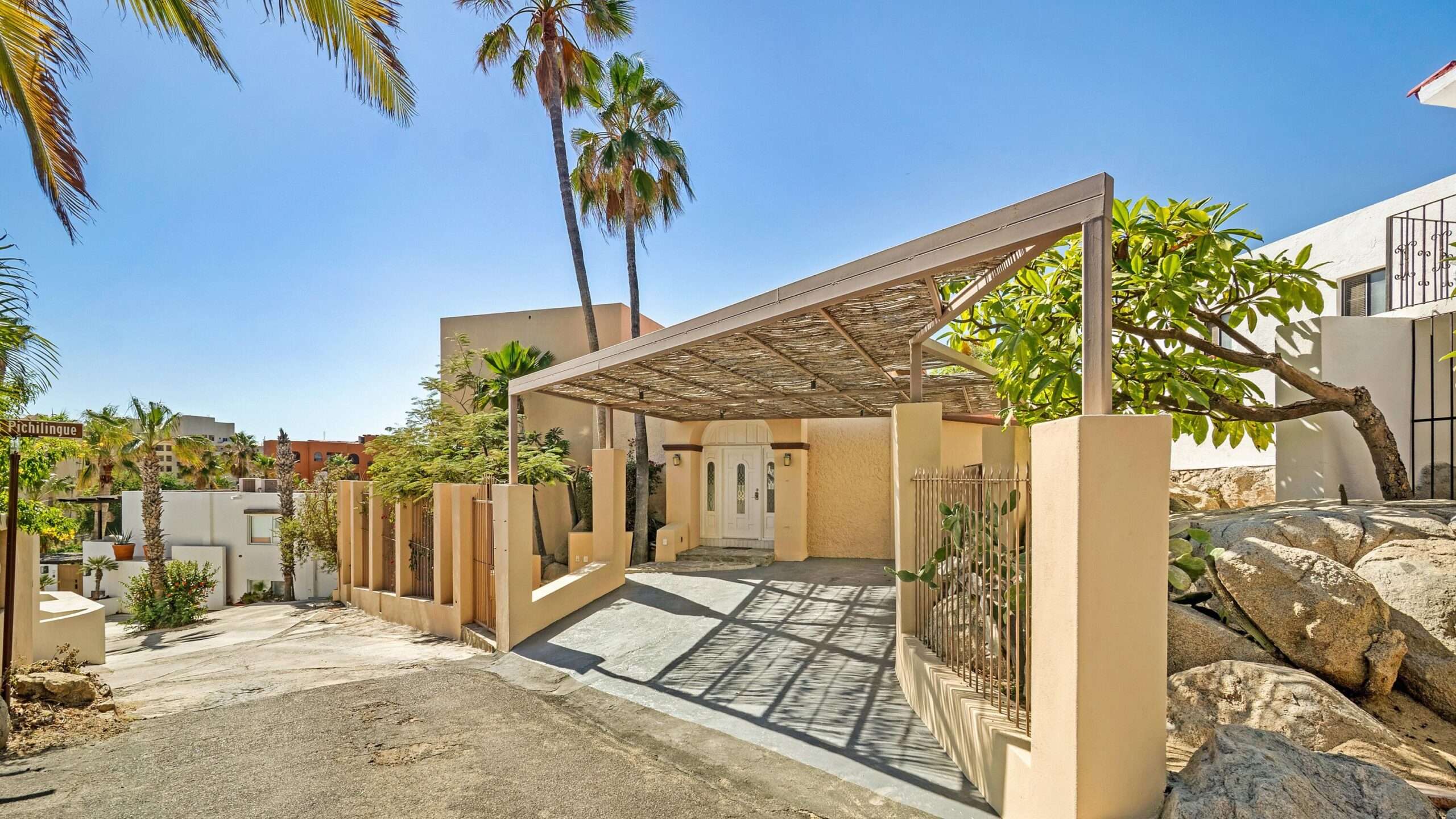 Los Cabos Brisas Del Pac East Casa de un nivel en Brisas del PacΓfico con estructura para segundo piso. Cuenta con dos cocheras techadas, sala, sala de estar, cocina con isla y terraza. Terreno de 2,100 mΒ² con gran potencial para alberca, ampliaciΓ³n o desarrollo. Ideal para inversiΓ³n o vivir.Single-level home in Brisas del PacΓfico with structure for a second floor. Features two covered carports, living room, family room, kitchen with island, and terrace. 2,100 mΒ² lot with excellent potential for a pool, expansion, or development. Ideal for living or investment. for sale