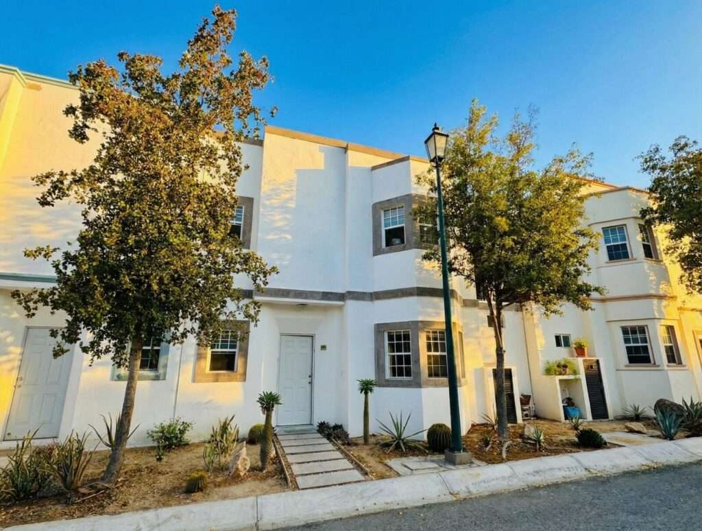 Los Cabos La Cima Descubre esta acogedora casa en La Cima, ubicada en una zona tranquila del corredor turístico de Los Cabos.La propiedad de dos niveles ofrece un diseño funcional con 2 rec/3 baños, ideal tanto para vivir tiempo completo y para inversión vacacional.En planta baja encontrarás espacios bien distribuidos que incluyen área de sala, comedor y cocina, creando un ambiente práctico para la vida diaria.En el segundo nivel se encuentra una estancia adicional, perfecta como sala de TV, oficina o área familiar, la cual tiene el potencial de convertirse en una tercera recámara, brindando mayor flexibilidad según las necesidades del propietario.Ubicada en una zona con fácil acceso a supermercados servicios y playas, esta casa combina comodidad, privacidad y excelente potencial de plusvalía en Discover this inviting home in La Cima, located in a quiet area of the Los Cabos tourist corridor. This two-story property offers a functional design with 2 bedrooms and 3 bathrooms, ideal for full-time living or as a vacation investment. On the ground floor, you'll find well-distributed spaces including a living room, dining room, and kitchen, creating a practical environment for everyday living. The second floor features an additional room, perfect as a TV room, office, or family area, which has the potential to be converted into a third bedroom, providing greater flexibility according to the owner's needs. Located in an area with easy access to supermarkets, services, and beaches, this home combines comfort, privacy, and excellent appreciation potential in Los Cabos. – 17 Via la paloma, Cabo Corridor, BS