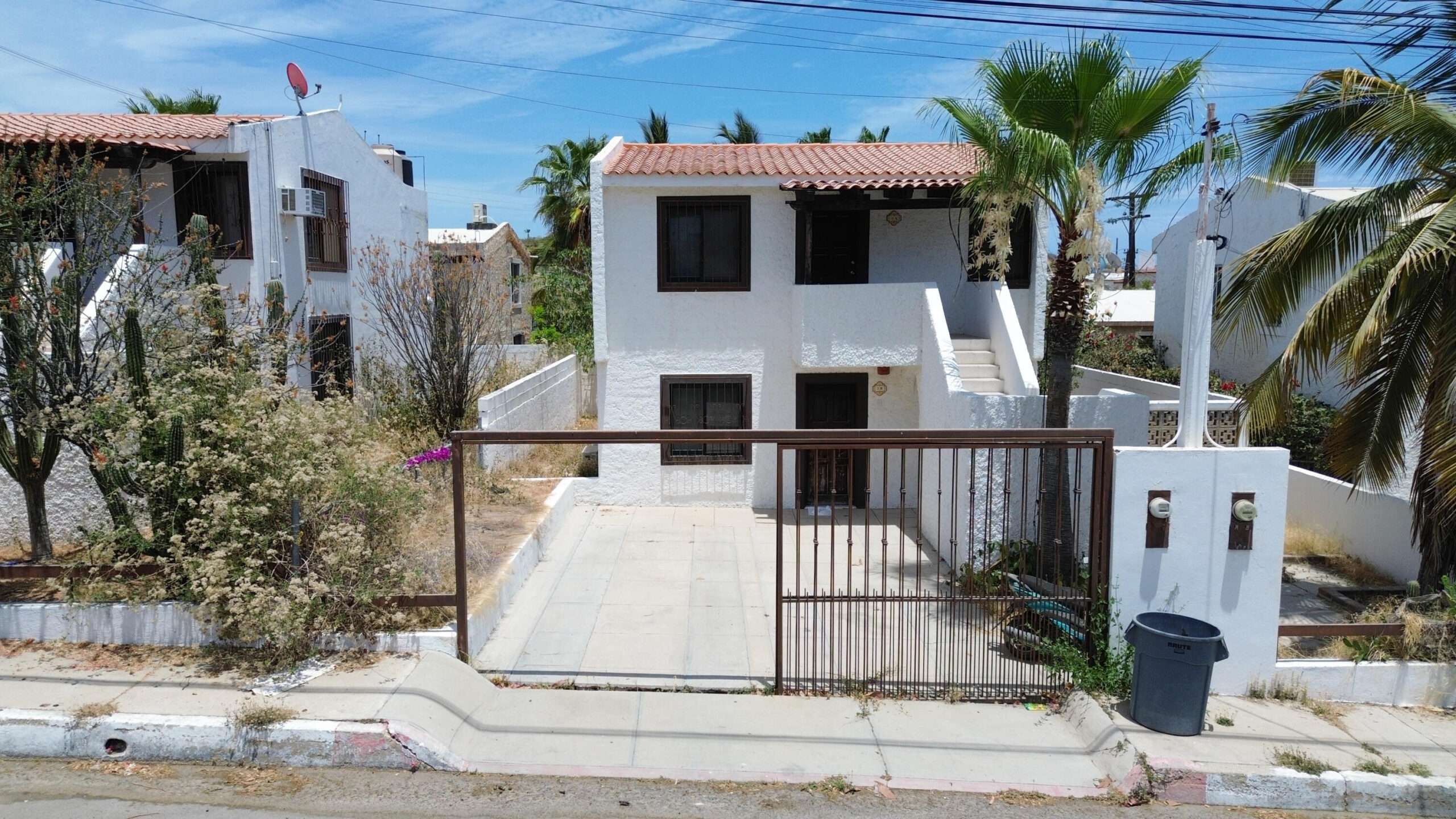 Los Cabos Magisterial Located in a residential area with excellent appreciation and high rental demand, this duplex is an outstanding opportunity for investors or buyers looking to build equity through light renovations. Both apartments are included in the sale as one deeded property. The neighborhood continues to grow in popularity due to its strategic location and accessibility, making this property an attractive option for rental income or long-term investment. Ubicado en una zona residencial de excelente plusvalΓa y alta demanda de rentas, este dΓΊplex representa una magnΓfica oportunidad para inversionistas o compradores interesados en generar patrimonio mediante remodelaciones ligeras. Ambos departamentos estΓ‘n incluidos en la venta como una sola propiedad escriturada. La colonia continΓΊa aumentando su popularidad gracias a su ubicaciΓ³n estratΓ©gica y accesibilidad, convirtiendo esta propiedad en una excelente opciΓ³n para generar ingresos por renta o inversiΓ³n a largo plazo. for sale