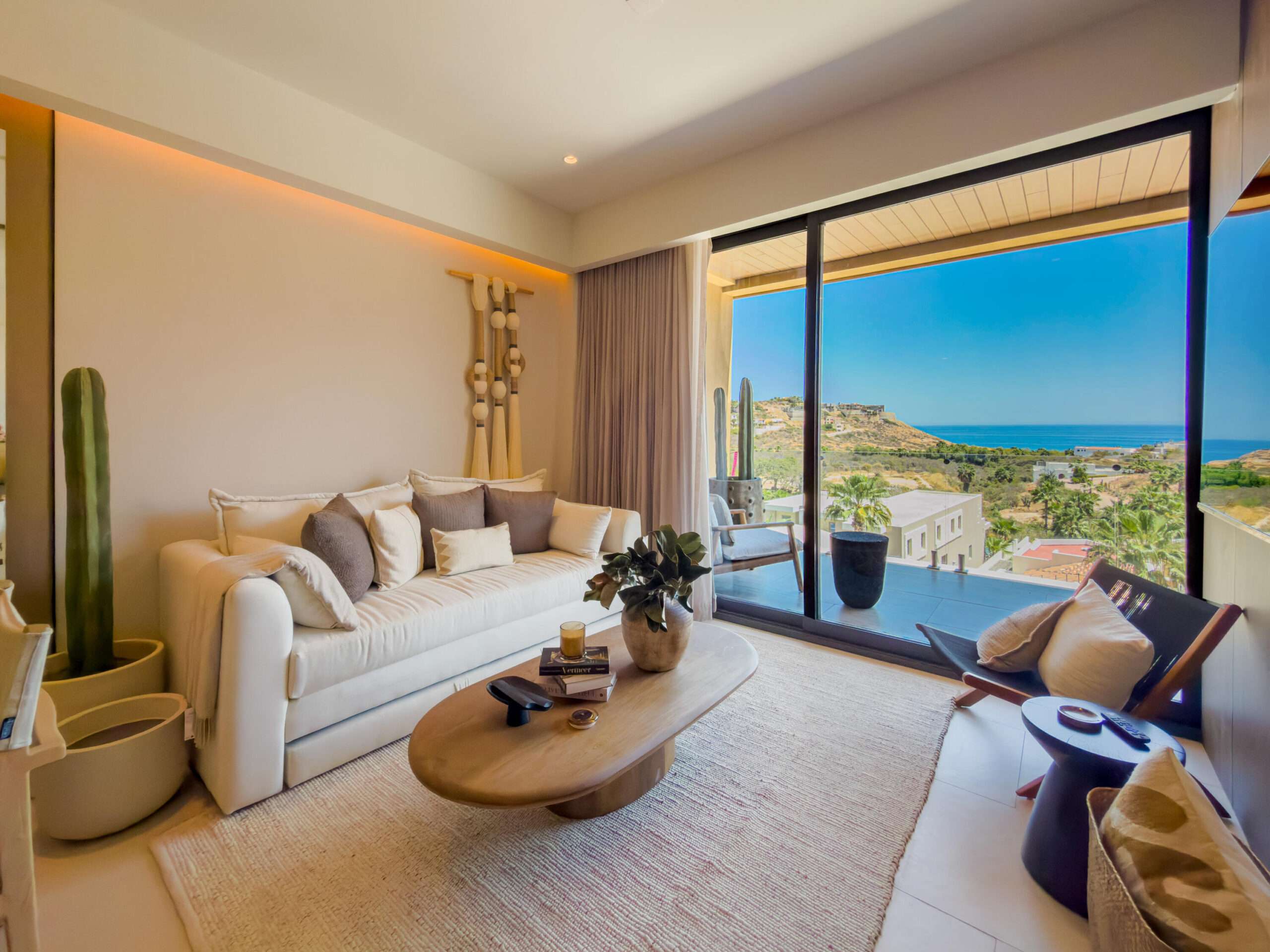 Los Cabos Fracc Lomas Del Cabo Discover this amazing sale opportunity in the Sunset area! Beautiful apartment with 2 bedrooms, 2 bathrooms, a rooftop with a pool and barbecue area. Enjoy privacy and security with controlled access gate for your peace of mind. It includes a storage room of 5.03 mΒ² and one parking space of 15.82 mΒ². for sale