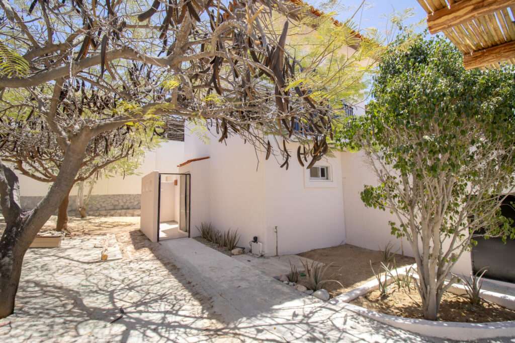 Los Cabos La Cima Descubre esta acogedora casa en La Cima, ubicada en una zona tranquila del corredor turístico de Los Cabos.La propiedad de dos niveles ofrece un diseño funcional con 2 rec/3 baños, ideal tanto para vivir tiempo completo y para inversión vacacional.En planta baja encontrarás espacios bien distribuidos que incluyen área de sala, comedor y cocina, creando un ambiente práctico para la vida diaria.En el segundo nivel se encuentra una estancia adicional, perfecta como sala de TV, oficina o área familiar, la cual tiene el potencial de convertirse en una tercera recámara, brindando mayor flexibilidad según las necesidades del propietario.Ubicada en una zona con fácil acceso a supermercados servicios y playas, esta casa combina comodidad, privacidad y excelente potencial de plusvalía en Discover this inviting home in La Cima, located in a quiet area of the Los Cabos tourist corridor. This two-story property offers a functional design with 2 bedrooms and 3 bathrooms, ideal for full-time living or as a vacation investment. On the ground floor, you'll find well-distributed spaces including a living room, dining room, and kitchen, creating a practical environment for everyday living. The second floor features an additional room, perfect as a TV room, office, or family area, which has the potential to be converted into a third bedroom, providing greater flexibility according to the owner's needs. Located in an area with easy access to supermarkets, services, and beaches, this home combines comfort, privacy, and excellent appreciation potential in Los Cabos. – 31 Callejon del Arco, Cabo Corridor, BS