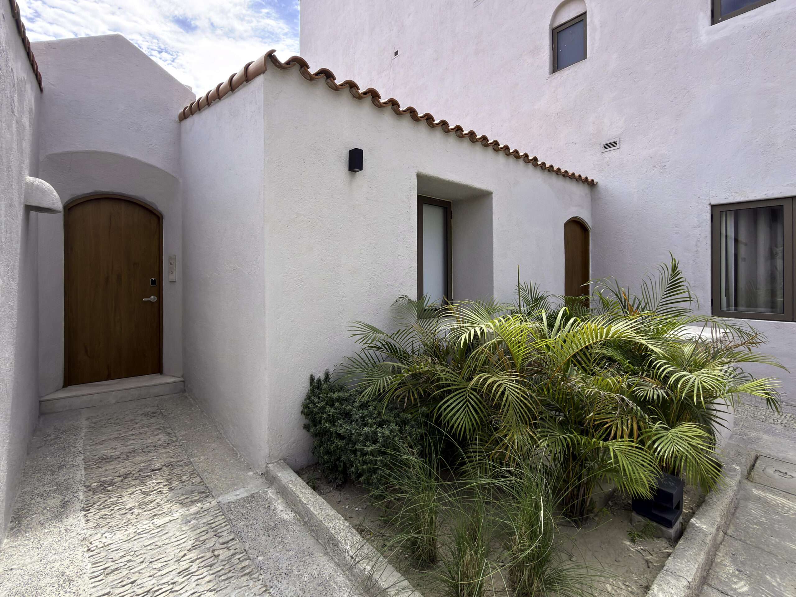Los Cabos Brisas Del Pac East Casa de un nivel en Brisas del PacΓfico con estructura para segundo piso. Cuenta con dos cocheras techadas, sala, sala de estar, cocina con isla y terraza. Terreno de 2,100 mΒ² con gran potencial para alberca, ampliaciΓ³n o desarrollo. Ideal para inversiΓ³n o vivir.Single-level home in Brisas del PacΓfico with structure for a second floor. Features two covered carports, living room, family room, kitchen with island, and terrace. 2,100 mΒ² lot with excellent potential for a pool, expansion, or development. Ideal for living or investment. for sale