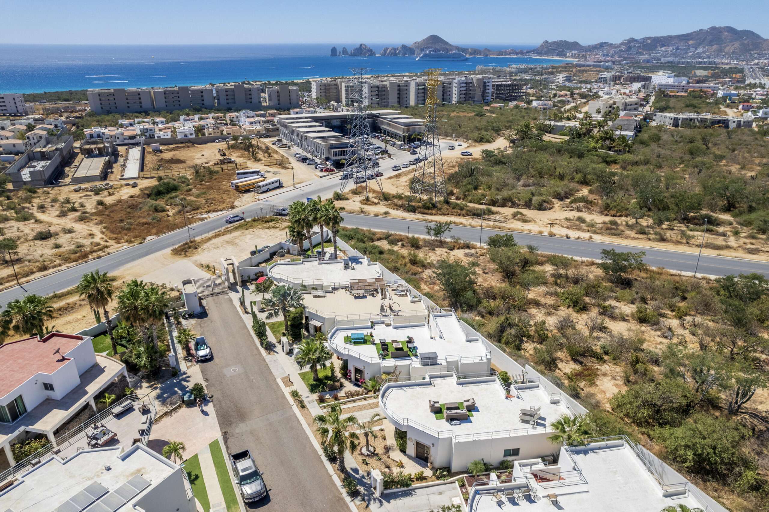 Los Cabos La Cima Descubre esta acogedora casa en La Cima, ubicada en una zona tranquila del corredor turΓstico de Los Cabos.La propiedad de dos niveles ofrece un diseΓ±o funcional con 2 rec/3 baΓ±os, ideal tanto para vivir tiempo completo y para inversiΓ³n vacacional.En planta baja encontrarΓ‘s espacios bien distribuidos que incluyen Γ‘rea de sala, comedor y cocina, creando un ambiente prΓ‘ctico para la vida diaria.En el segundo nivel se encuentra una estancia adicional, perfecta como sala de TV, oficina o Γ‘rea familiar, la cual tiene el potencial de convertirse en una tercera recΓ‘mara, brindando mayor flexibilidad segΓΊn las necesidades del propietario.Ubicada en una zona con fΓ‘cil acceso a supermercados servicios y playas, esta casa combina comodidad, privacidad y excelente potencial de plusvalΓa en Discover this inviting home in La Cima, located in a quiet area of the Los Cabos tourist corridor. This two-story property offers a functional design with 2 bedrooms and 3 bathrooms, ideal for full-time living or as a vacation investment. On the ground floor, you'll find well-distributed spaces including a living room, dining room, and kitchen, creating a practical environment for everyday living. The second floor features an additional room, perfect as a TV room, office, or family area, which has the potential to be converted into a third bedroom, providing greater flexibility according to the owner's needs. Located in an area with easy access to supermarkets, services, and beaches, this home combines comfort, privacy, and excellent appreciation potential in Los Cabos. for sale