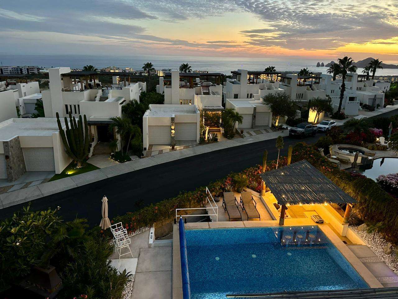 Los Cabos Brisas Del Pac East Casa de un nivel en Brisas del PacΓfico con estructura para segundo piso. Cuenta con dos cocheras techadas, sala, sala de estar, cocina con isla y terraza. Terreno de 2,100 mΒ² con gran potencial para alberca, ampliaciΓ³n o desarrollo. Ideal para inversiΓ³n o vivir.Single-level home in Brisas del PacΓfico with structure for a second floor. Features two covered carports, living room, family room, kitchen with island, and terrace. 2,100 mΒ² lot with excellent potential for a pool, expansion, or development. Ideal for living or investment. for sale