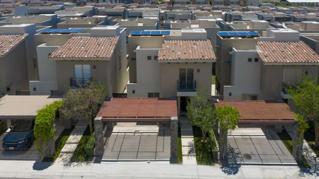 Los Cabos Magisterial Located in a residential area with excellent appreciation and high rental demand, this duplex is an outstanding opportunity for investors or buyers looking to build equity through light renovations. Both apartments are included in the sale as one deeded property. The neighborhood continues to grow in popularity due to its strategic location and accessibility, making this property an attractive option for rental income or long-term investment. Ubicado en una zona residencial de excelente plusvalía y alta demanda de rentas, este dúplex representa una magnífica oportunidad para inversionistas o compradores interesados en generar patrimonio mediante remodelaciones ligeras. Ambos departamentos están incluidos en la venta como una sola propiedad escriturada. La colonia continúa aumentando su popularidad gracias a su ubicación estratégica y accesibilidad, convirtiendo esta propiedad en una excelente opción para generar ingresos por renta o inversión a largo plazo. – Albratos, Cabo Corridor, BS
