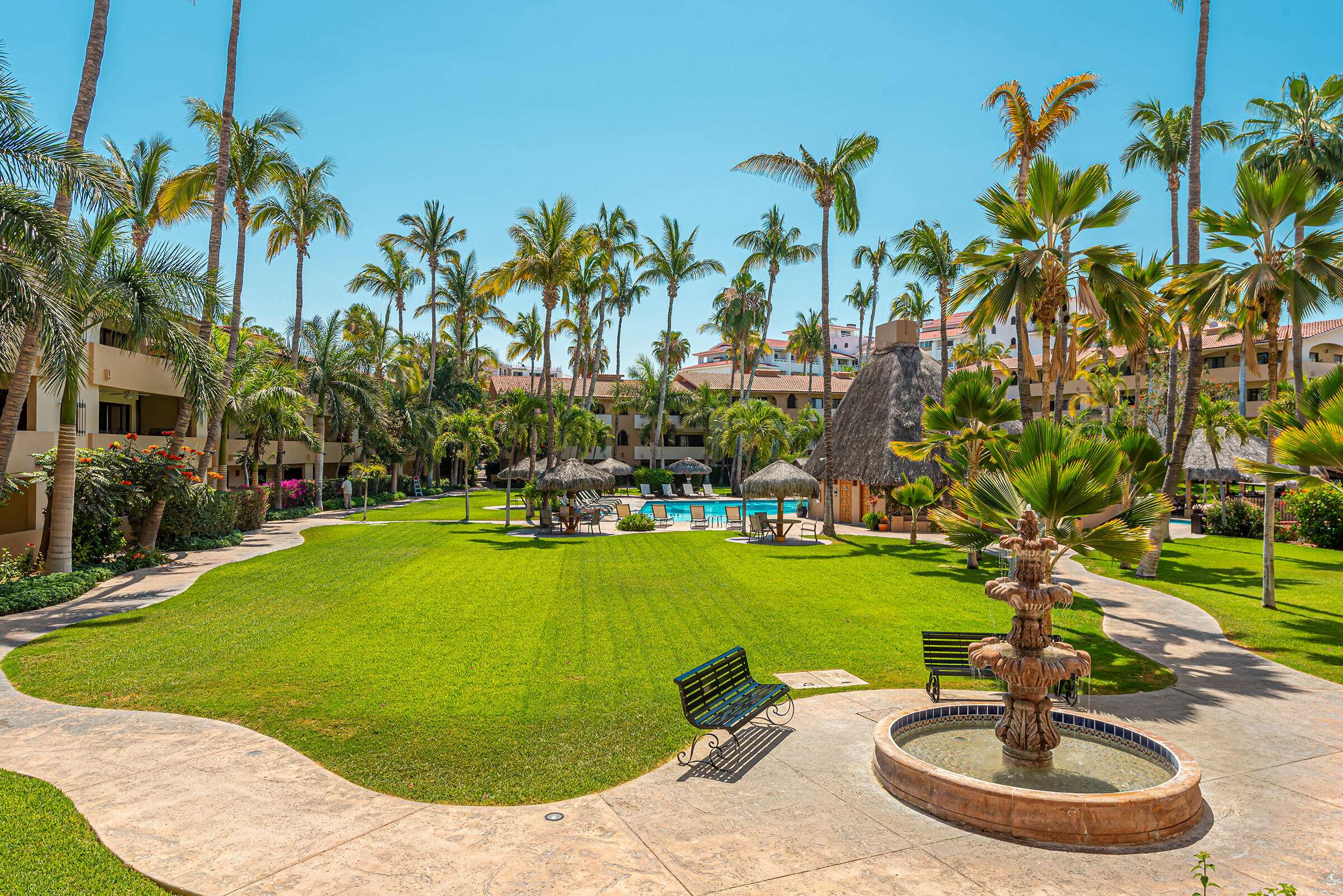 Los Cabos Oasis Oasis San JosΓ© is a unique mixed-use development in one of the fastest-growing areas of San JosΓ© del Cabo. Combining a modern commercial plaza with retail spaces for lease from 30 to 723 mΒ² and pre-sale 1 & 2-bedroom residences, it offers strong investment potential and long-term appreciation.Strategically located on Blvd. Forjadores, next to G20 and just 20 minutes from Los Cabos International Airport, Oasis blends connectivity, lifestyle, and convenience.Amenities include a pool, gym, pickleball court, cafΓ©, BBQ areas, social terraces, green spaces, kids areas, pet zone, and more.Delivery:β’ Tower G: 18 monthsβ’ Tower A: 20 months for sale