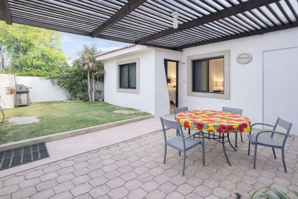 Los Cabos Magisterial Located in a residential area with excellent appreciation and high rental demand, this duplex is an outstanding opportunity for investors or buyers looking to build equity through light renovations. Both apartments are included in the sale as one deeded property. The neighborhood continues to grow in popularity due to its strategic location and accessibility, making this property an attractive option for rental income or long-term investment. Ubicado en una zona residencial de excelente plusvalía y alta demanda de rentas, este dúplex representa una magnífica oportunidad para inversionistas o compradores interesados en generar patrimonio mediante remodelaciones ligeras. Ambos departamentos están incluidos en la venta como una sola propiedad escriturada. La colonia continúa aumentando su popularidad gracias a su ubicación estratégica y accesibilidad, convirtiendo esta propiedad en una excelente opción para generar ingresos por renta o inversión a largo plazo. – C. P.º De Malvarrosa, San Jose del Cabo, BS