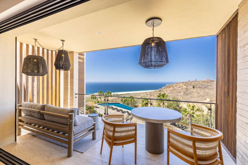 Los Cabos Avalon Owner financing! Pregunta por planes de financiamiento.Ubicado en una de las zonas con mayor crecimiento de El Tezal, Avalon ofrece una ubicación privilegiada con acceso rápido a la Carretera Transpeninsular, a solo minutos del centro de Cabo y la marina.Condo de 2 recámaras, 2 baños y un estacionamiento con pérgola. Ubicado en tercer nivel, con vistas al mar y a la ciudad que elevan la experiencia de vivir el espacio. Cuenta con una distribución espaciosa y una cocina integrada con barra de granito, que aporta un toque elegante y se convierte en el punto central del área social.Una excelente oportunidad de inversión, con un precio por debajo del promedio del mercado en la zona, ofreciendo un valor excepcional en el mercado actual. Agenda tu visita. – Cabo Peninsula Residences 302A, Cabo San Lucas, BS