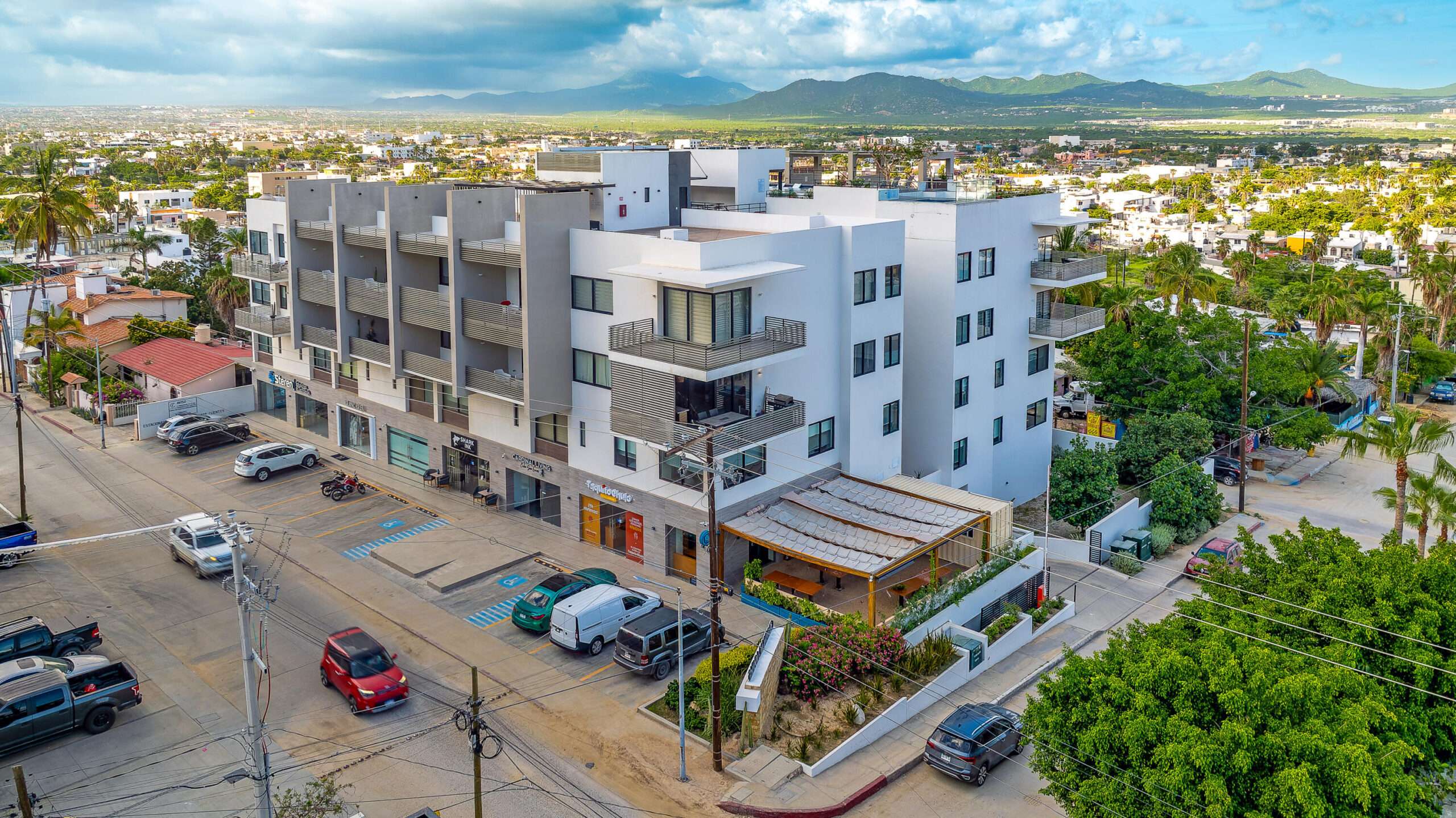 Los Cabos Cardinal Living Oportunidad en Cardinal Living, centro de Cabo. Depto 3 recΓ‘maras con lock-off: vive y renta o renta completo. Rooftop con jacuzzi, gym, asadores y vistas. Elevador, parking techado y seguridad 24/7. Listo para generar ingresos. 60% enganche + 40% a 2 aΓ±os al 7%.Investment at Cardinal Living, downtown Cabo. 3BR lock-off unit: live & rent or rent all. Rooftop w/ jacuzzi, gym, BBQ & for sale