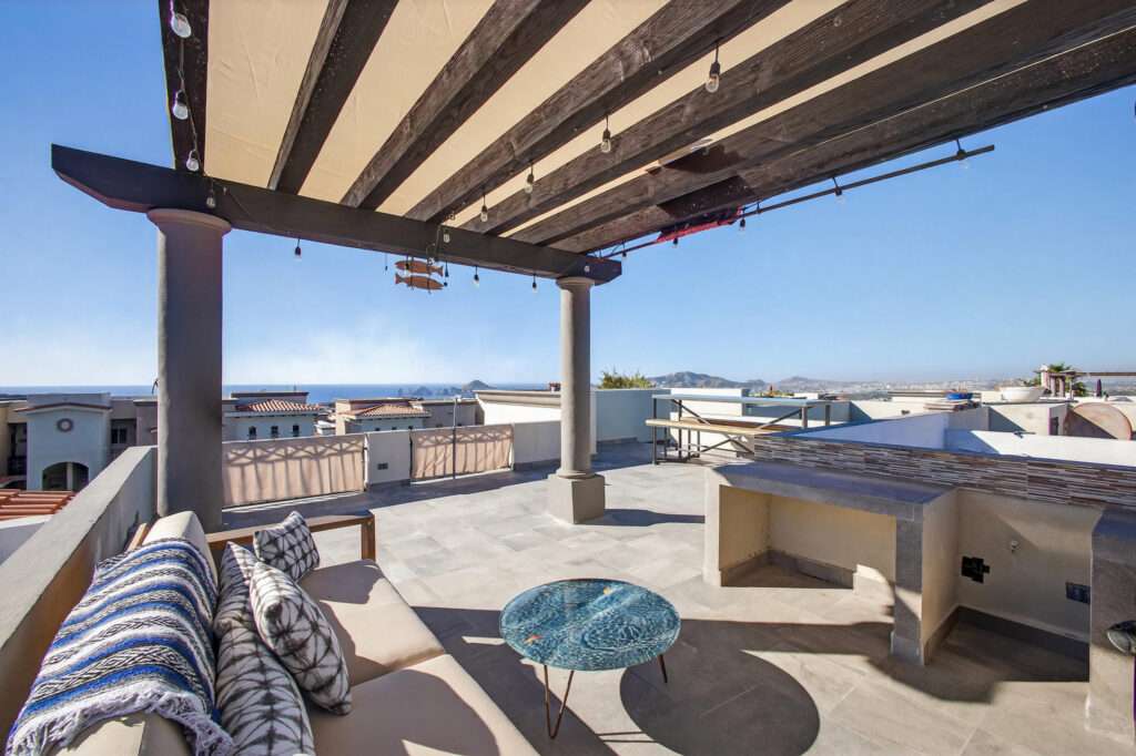 Los Cabos Magisterial Este Hermoso Condo combina amplitud, iluminación natural y acabados de calidad en una de las zonas más cómodas y prácticas para vivir , con cochera para dos autos y portón eléctrico. Cuenta con sala, comedor y cocina amplia con barra de granito. Los baños están renovados con canceles de vidrio, regaderas tipo lluvia y acabados modernos. Pisos de mármol, buena ventilación y excelente distribución. Lista para habitar o invertir, en una zona cómoda y céntrica. – Calle las Conchas, Cabo Corridor, BS