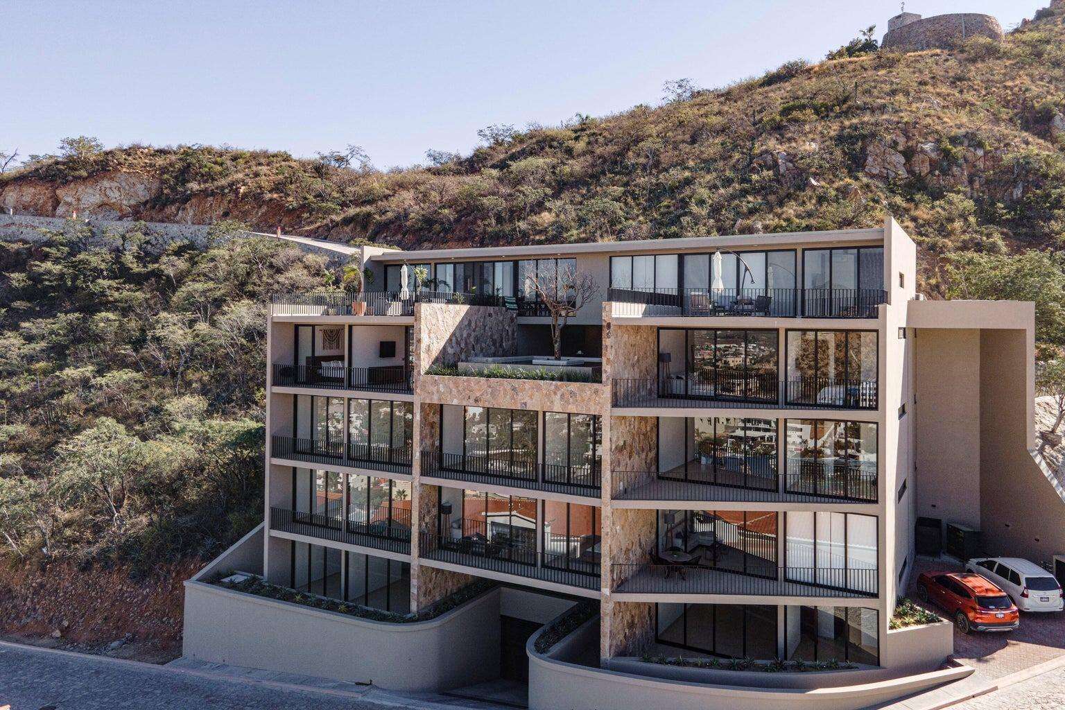 Los Cabos Oasis Oasis San JosΓ© is a unique mixed-use development in one of the fastest-growing areas of San JosΓ© del Cabo. Combining a modern commercial plaza with retail spaces for lease from 30 to 723 mΒ² and pre-sale 1 & 2-bedroom residences, it offers strong investment potential and long-term appreciation.Strategically located on Blvd. Forjadores, next to G20 and just 20 minutes from Los Cabos International Airport, Oasis blends connectivity, lifestyle, and convenience.Amenities include a pool, gym, pickleball court, cafΓ©, BBQ areas, social terraces, green spaces, kids areas, pet zone, and more.Delivery:β’ Tower G: 18 monthsβ’ Tower A: 20 months for sale