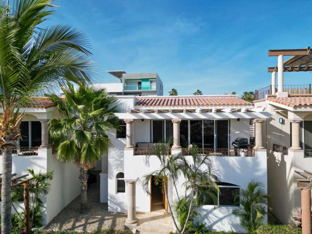Los Cabos Vistana Spacious, clean, and comfortable home located in Vistana Del Cabo community. This well designed property features 3 bedrooms and 2 bathrooms on the main floor, offering privacy and convenience for everyday living.The second level offers a bright open-concept layout that seamlessly connects the living room, family (day) room, dining area, kitchen, and a full bathroom perfect for entertaining or relaxing with family.Enjoy access to a rooftop terrace with stunning 360 degree – Camino El Tezal, Cabo Corridor, BS