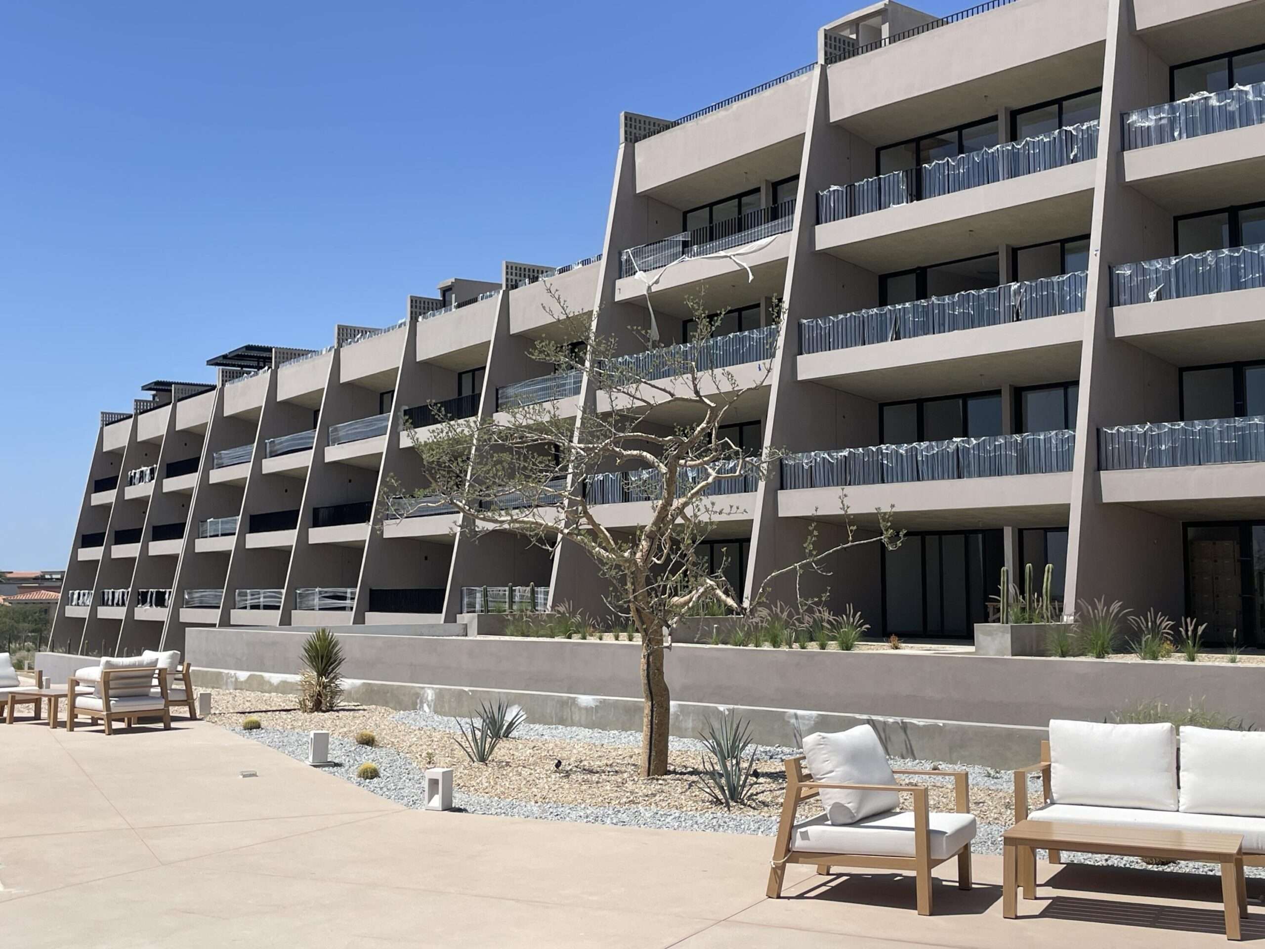 Los Cabos Avalon Owner financing! Pregunta por planes de financiamiento.Ubicado en una de las zonas con mayor crecimiento de El Tezal, Avalon ofrece una ubicaciΓ³n privilegiada con acceso rΓ‘pido a la Carretera Transpeninsular, a solo minutos del centro de Cabo y la marina.Condo de 2 recΓ‘maras, 2 baΓ±os y un estacionamiento con pΓ©rgola. Ubicado en tercer nivel, con vistas al mar y a la ciudad que elevan la experiencia de vivir el espacio. Cuenta con una distribuciΓ³n espaciosa y una cocina integrada con barra de granito, que aporta un toque elegante y se convierte en el punto central del Γ‘rea social.Una excelente oportunidad de inversiΓ³n, con un precio por debajo del promedio del mercado en la zona, ofreciendo un valor excepcional en el mercado actual. Agenda tu visita. for sale