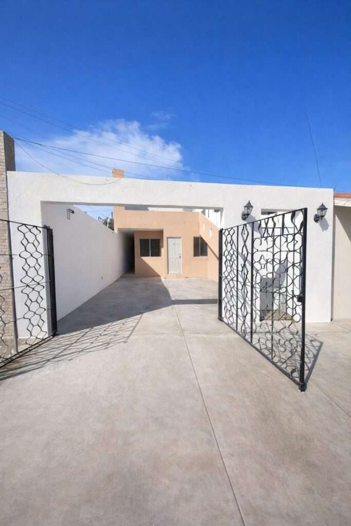 Los Cabos Centro-Csl North Casa habitación con ampliación en planta alta, ideal para inversión en Los Cabos. Planta baja: sala, cocina, 2 recámaras, 1 baño completo y cochera. Planta alta: 2 recámaras tipo estudio, cada una con baño completo y acceso independiente. Permite hasta 3 unidades habitacionales, con privacidad y opción de renta. Ubicada en zona urbana con servicios y vialidades cercanas.Single-family home with upper-level expansion, ideal for investment in Los Cabos. Ground floor: living room, kitchen, 2 bedrooms, 1 full bathroom, and carport. Upper level: 2 studio-style bedrooms, each with a full bathroom and independent access. Allows up to 3 separate units, offering privacy and rental flexibility. Located in an urban area with nearby services and main roads. for sale