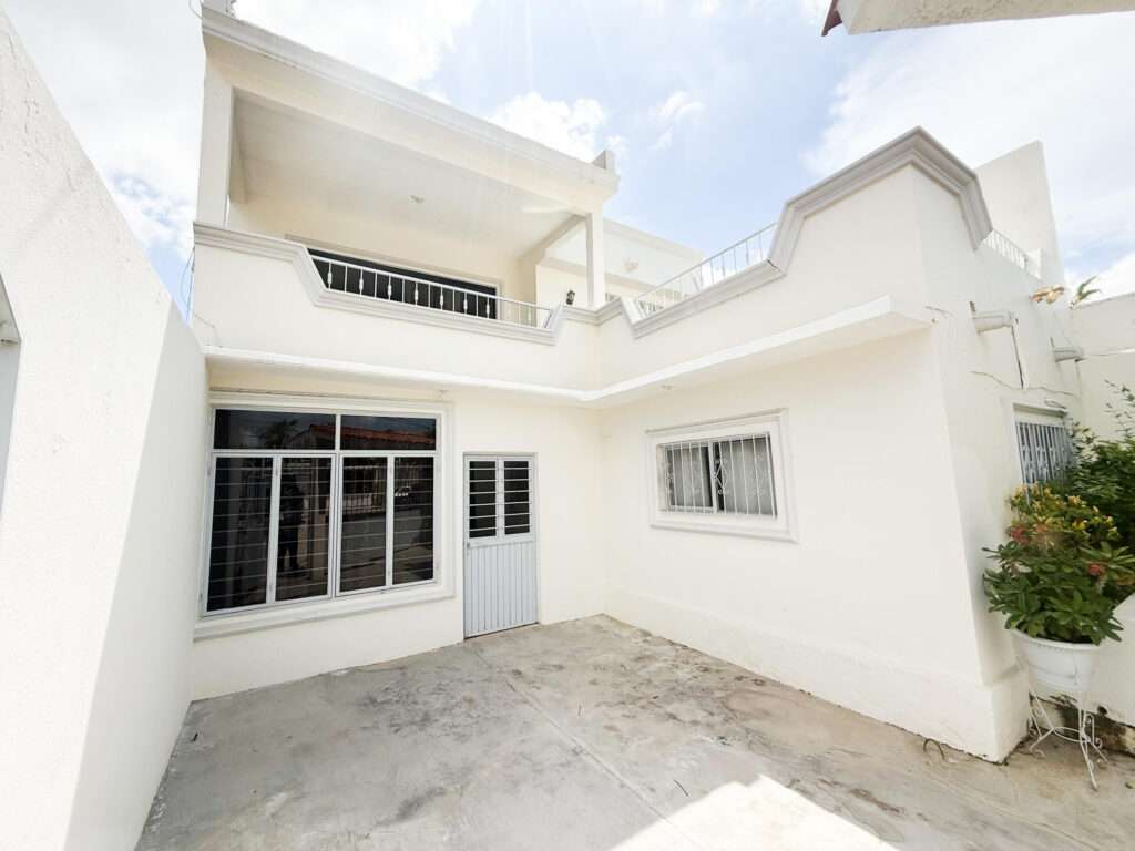 Los Cabos Ampliacion El Zacata EN VENTA CASA DE ENMEDIO, Col. Zacatal San José de Cabo.Esta casa se encuentra en un estado impecable, prácticamente nueva. Cuenta con recamara master con baño. 2 recamaras con closet. Todas las recamaras con aire acondicionado y closet. Estancia de sala y comedor con aire acondicionado. Total 2.5 baños. Amplio patio. Cisterna de 5,000 litros y tinaco de 1,100 litros. Tanque de gas LP estacionario. Calentador. Equipo hidroneumático. Conexiones listas para cocina y lavadora. Ubicada cerca de Oxxo, Chedraui, Smart Fit. Tienda Ley y Starbucks, escuelas y restaurantes. Vías rápidas por boulevard Forjadores y a 3 minutos de carretera Transpeninsular. for sale