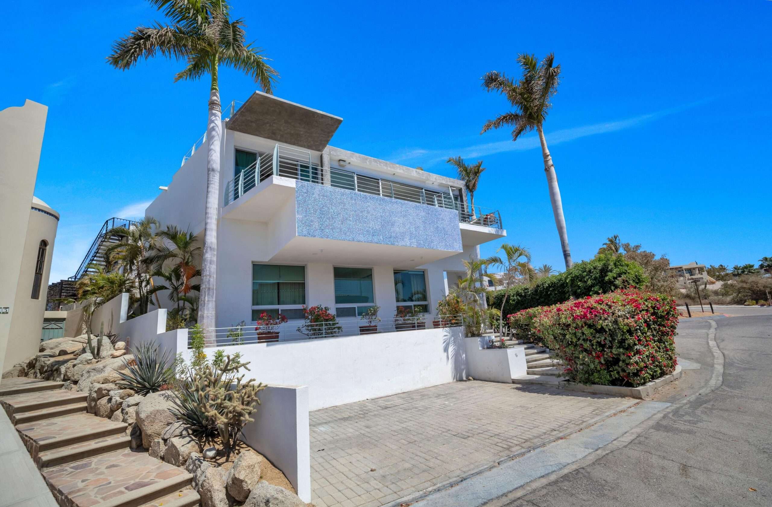 Los Cabos Brisas Del Pac East Casa de un nivel en Brisas del PacΓfico con estructura para segundo piso. Cuenta con dos cocheras techadas, sala, sala de estar, cocina con isla y terraza. Terreno de 2,100 mΒ² con gran potencial para alberca, ampliaciΓ³n o desarrollo. Ideal para inversiΓ³n o vivir.Single-level home in Brisas del PacΓfico with structure for a second floor. Features two covered carports, living room, family room, kitchen with island, and terrace. 2,100 mΒ² lot with excellent potential for a pool, expansion, or development. Ideal for living or investment. for sale