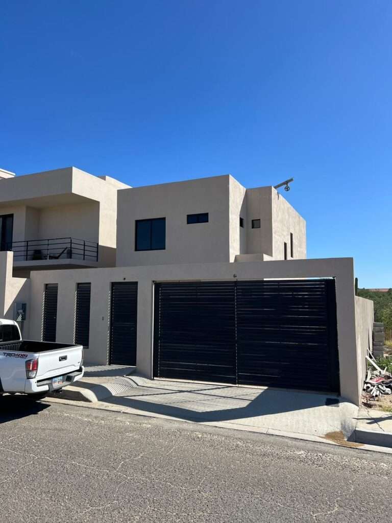 Los Cabos Magisterial Located in a residential area with excellent appreciation and high rental demand, this duplex is an outstanding opportunity for investors or buyers looking to build equity through light renovations. Both apartments are included in the sale as one deeded property. The neighborhood continues to grow in popularity due to its strategic location and accessibility, making this property an attractive option for rental income or long-term investment. Ubicado en una zona residencial de excelente plusvalía y alta demanda de rentas, este dúplex representa una magnífica oportunidad para inversionistas o compradores interesados en generar patrimonio mediante remodelaciones ligeras. Ambos departamentos están incluidos en la venta como una sola propiedad escriturada. La colonia continúa aumentando su popularidad gracias a su ubicación estratégica y accesibilidad, convirtiendo esta propiedad en una excelente opción para generar ingresos por renta o inversión a largo plazo. – Casa Desierto del Tezal, Cabo Corridor, Cabo Corridor, BS
