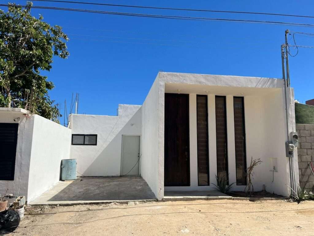 Los Cabos Ampliacion El Zacata EN VENTA CASA DE ENMEDIO, Col. Zacatal San José de Cabo.Esta casa se encuentra en un estado impecable, prácticamente nueva. Cuenta con recamara master con baño. 2 recamaras con closet. Todas las recamaras con aire acondicionado y closet. Estancia de sala y comedor con aire acondicionado. Total 2.5 baños. Amplio patio. Cisterna de 5,000 litros y tinaco de 1,100 litros. Tanque de gas LP estacionario. Calentador. Equipo hidroneumático. Conexiones listas para cocina y lavadora. Ubicada cerca de Oxxo, Chedraui, Smart Fit. Tienda Ley y Starbucks, escuelas y restaurantes. Vías rápidas por boulevard Forjadores y a 3 minutos de carretera Transpeninsular. for sale