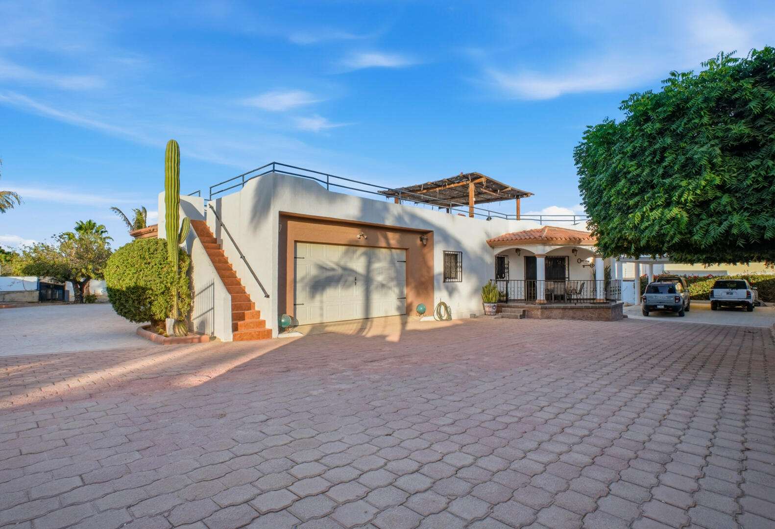 Los Cabos Brisas Del Pac East Casa de un nivel en Brisas del PacΓfico con estructura para segundo piso. Cuenta con dos cocheras techadas, sala, sala de estar, cocina con isla y terraza. Terreno de 2,100 mΒ² con gran potencial para alberca, ampliaciΓ³n o desarrollo. Ideal para inversiΓ³n o vivir.Single-level home in Brisas del PacΓfico with structure for a second floor. Features two covered carports, living room, family room, kitchen with island, and terrace. 2,100 mΒ² lot with excellent potential for a pool, expansion, or development. Ideal for living or investment. for sale