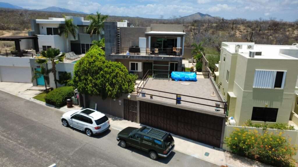 Los Cabos Brisas Del Pac East Casa de un nivel en Brisas del Pacífico con estructura para segundo piso. Cuenta con dos cocheras techadas, sala, sala de estar, cocina con isla y terraza. Terreno de 2,100 m² con gran potencial para alberca, ampliación o desarrollo. Ideal para inversión o vivir.Single-level home in Brisas del Pacífico with structure for a second floor. Features two covered carports, living room, family room, kitchen with island, and terrace. 2,100 m² lot with excellent potential for a pool, expansion, or development. Ideal for living or investment. – D 3 Santa Barbara, San Jose Corridor, BS