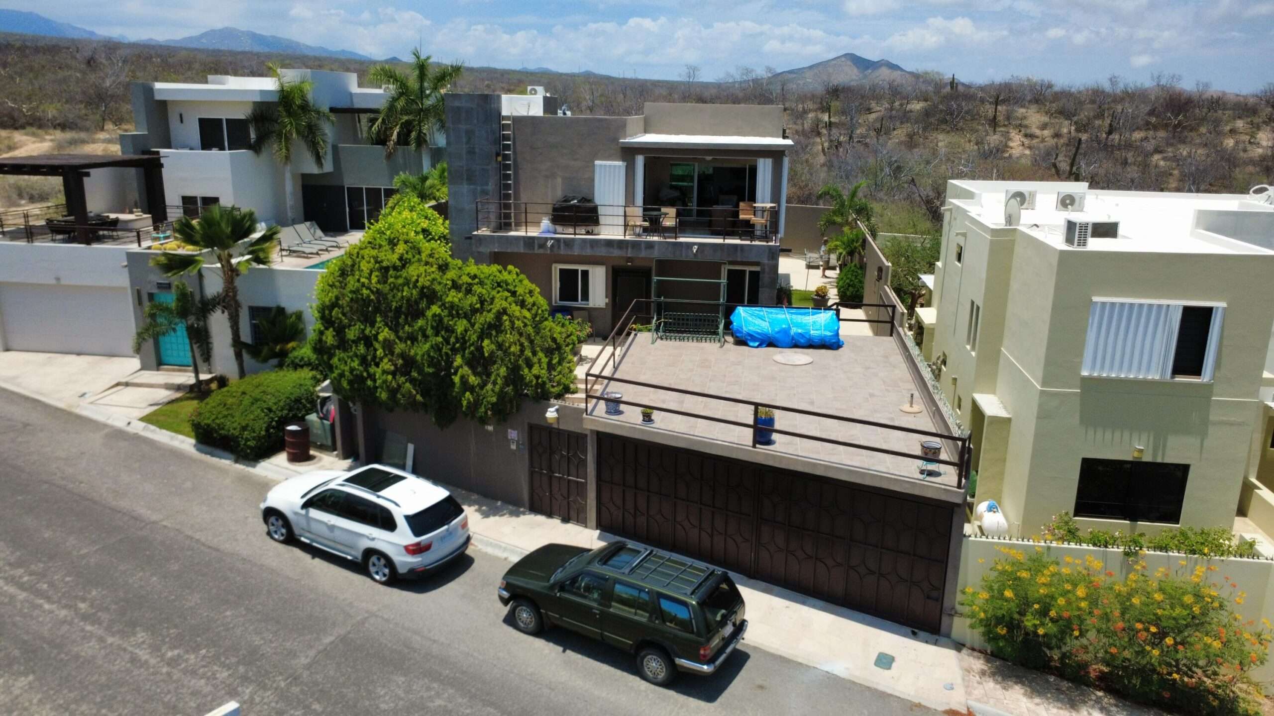 Los Cabos Brisas Del Pac East Casa de un nivel en Brisas del PacΓfico con estructura para segundo piso. Cuenta con dos cocheras techadas, sala, sala de estar, cocina con isla y terraza. Terreno de 2,100 mΒ² con gran potencial para alberca, ampliaciΓ³n o desarrollo. Ideal para inversiΓ³n o vivir.Single-level home in Brisas del PacΓfico with structure for a second floor. Features two covered carports, living room, family room, kitchen with island, and terrace. 2,100 mΒ² lot with excellent potential for a pool, expansion, or development. Ideal for living or investment. for sale