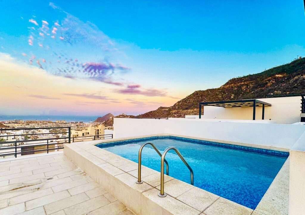 Los Cabos Cardinal Living Oportunidad en Cardinal Living, centro de Cabo. Depto 3 recámaras con lock-off: vive y renta o renta completo. Rooftop con jacuzzi, gym, asadores y vistas. Elevador, parking techado y seguridad 24/7. Listo para generar ingresos. 60% enganche + 40% a 2 años al 7%.Investment at Cardinal Living, downtown Cabo. 3BR lock-off unit: live & rent or rent all. Rooftop w/ jacuzzi, gym, BBQ & – Del agua, Cabo San Lucas, BS