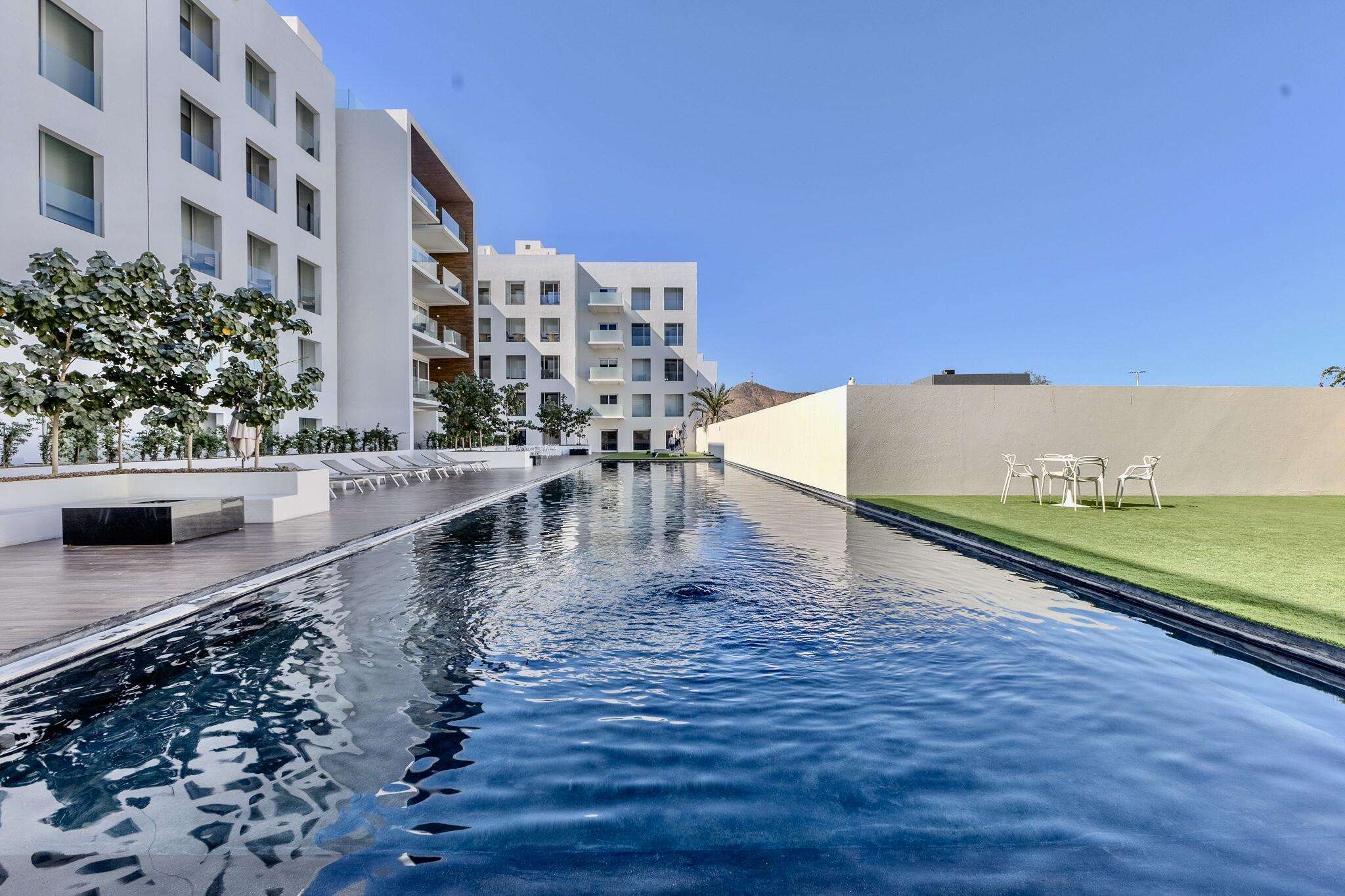 Los Cabos Cardinal Living Oportunidad en Cardinal Living, centro de Cabo. Depto 3 recΓ‘maras con lock-off: vive y renta o renta completo. Rooftop con jacuzzi, gym, asadores y vistas. Elevador, parking techado y seguridad 24/7. Listo para generar ingresos. 60% enganche + 40% a 2 aΓ±os al 7%.Investment at Cardinal Living, downtown Cabo. 3BR lock-off unit: live & rent or rent all. Rooftop w/ jacuzzi, gym, BBQ & for sale