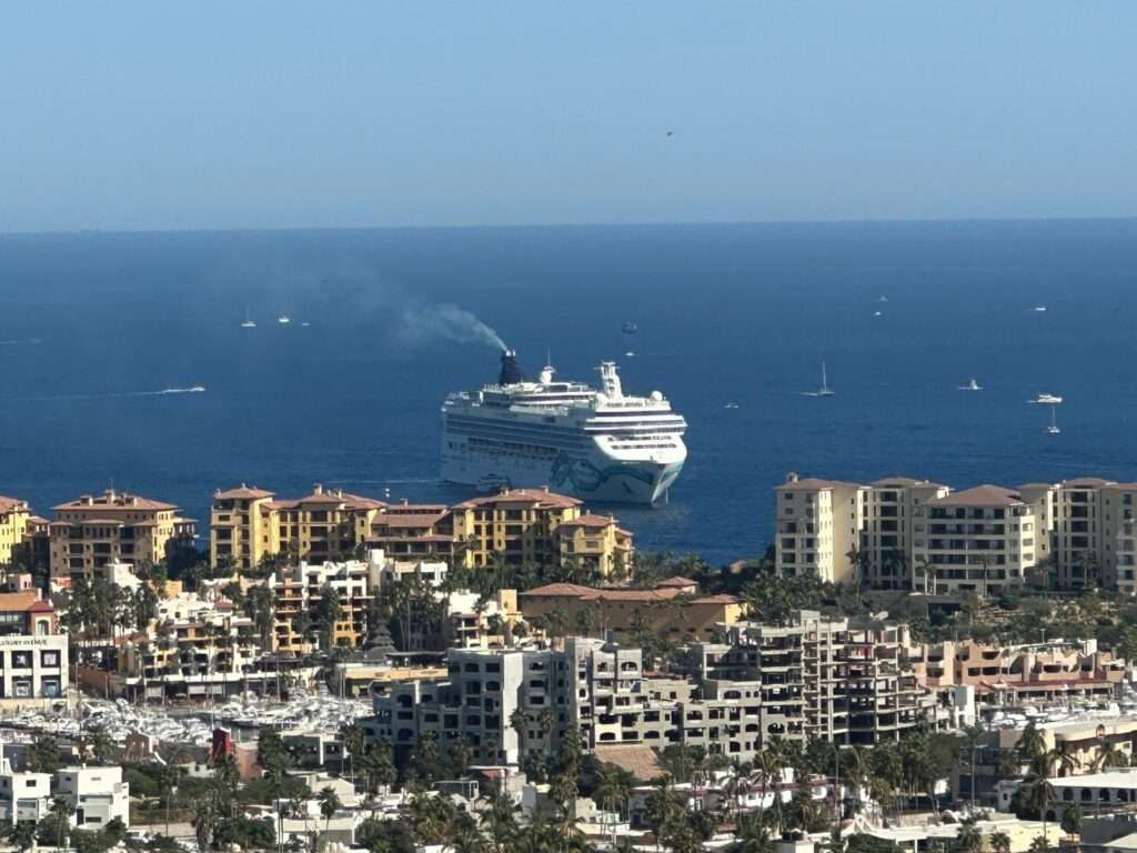 Los Cabos Magisterial Este Hermoso Condo combina amplitud, iluminación natural y acabados de calidad en una de las zonas más cómodas y prácticas para vivir , con cochera para dos autos y portón eléctrico. Cuenta con sala, comedor y cocina amplia con barra de granito. Los baños están renovados con canceles de vidrio, regaderas tipo lluvia y acabados modernos. Pisos de mármol, buena ventilación y excelente distribución. Lista para habitar o invertir, en una zona cómoda y céntrica. – HD 3, Cabo San Lucas, Cabo San Lucas, BS
