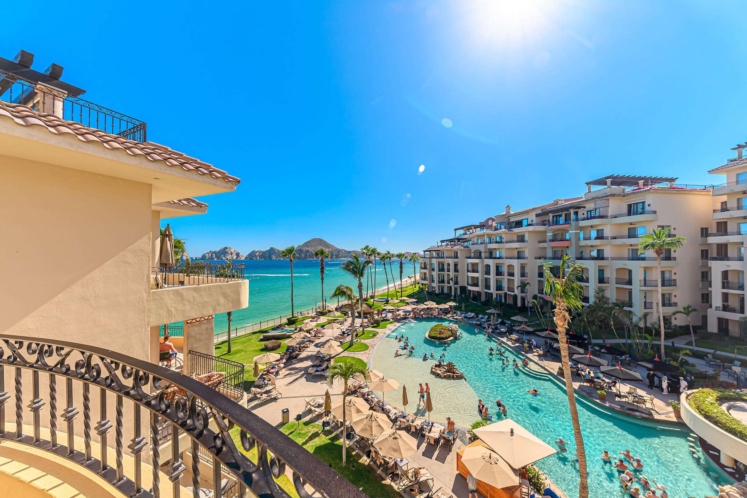 Los Cabos Cardinal Living Oportunidad en Cardinal Living, centro de Cabo. Depto 3 recΓ‘maras con lock-off: vive y renta o renta completo. Rooftop con jacuzzi, gym, asadores y vistas. Elevador, parking techado y seguridad 24/7. Listo para generar ingresos. 60% enganche + 40% a 2 aΓ±os al 7%.Investment at Cardinal Living, downtown Cabo. 3BR lock-off unit: live & rent or rent all. Rooftop w/ jacuzzi, gym, BBQ & for sale