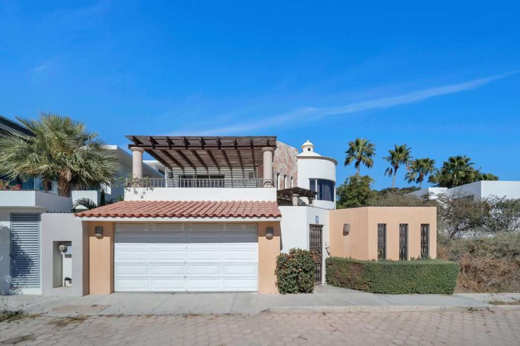 Los Cabos Cabo Del Mar Ecopark This modern-designed home stands out for its spacious areas, excellent layout, and full equipment, positioning itself as one of the most complete properties currently available within the development.The property combines functionality, comfort, and private outdoor spaces, making it ideal for those seeking a comfortable residence or an investment in a constantly growing area of Cabo San Lucas. – L3 Mzn 2 Crispen Cecena, Cabo Corridor, BS