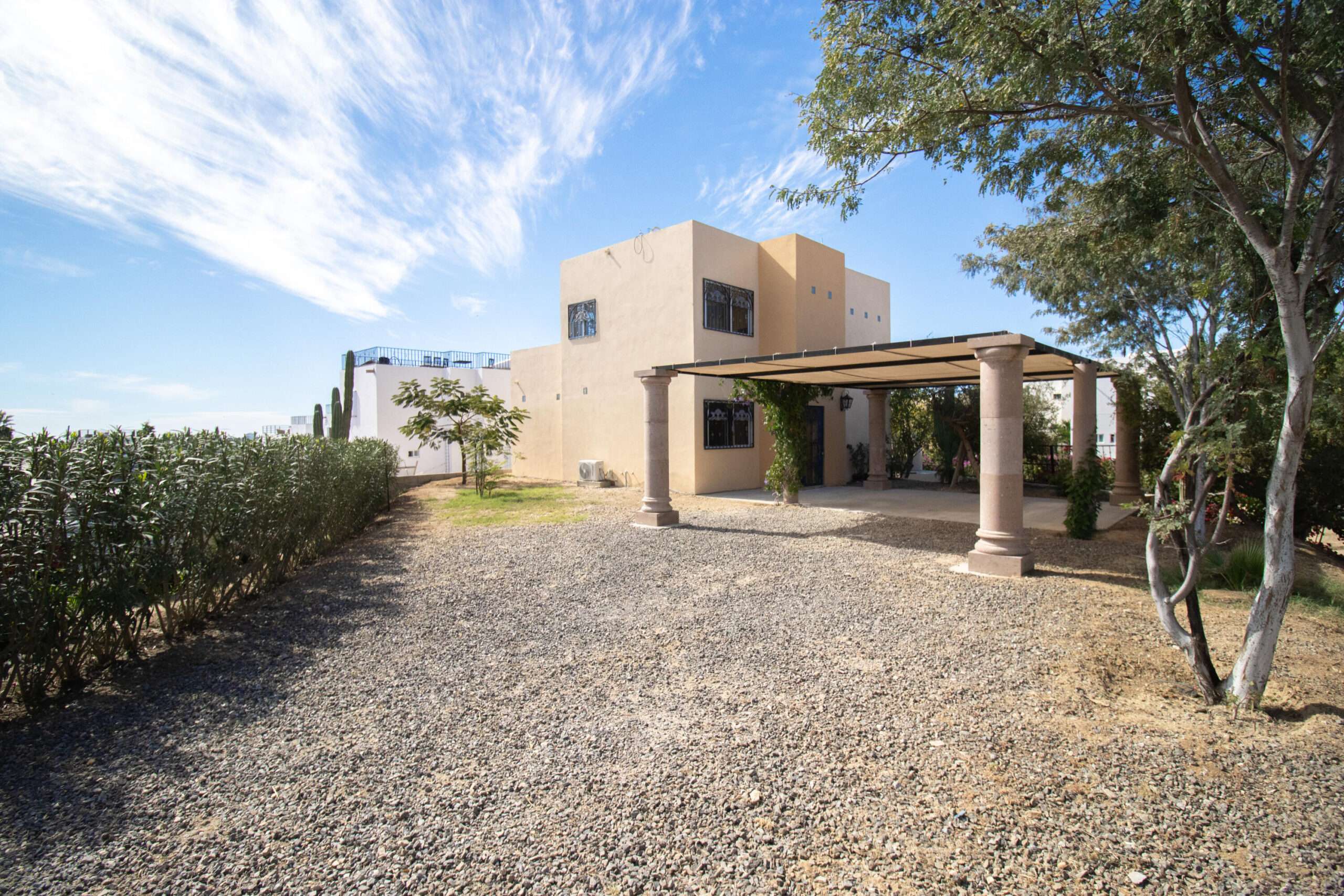 Los Cabos La Cima Descubre esta acogedora casa en La Cima, ubicada en una zona tranquila del corredor turΓstico de Los Cabos.La propiedad de dos niveles ofrece un diseΓ±o funcional con 2 rec/3 baΓ±os, ideal tanto para vivir tiempo completo y para inversiΓ³n vacacional.En planta baja encontrarΓ‘s espacios bien distribuidos que incluyen Γ‘rea de sala, comedor y cocina, creando un ambiente prΓ‘ctico para la vida diaria.En el segundo nivel se encuentra una estancia adicional, perfecta como sala de TV, oficina o Γ‘rea familiar, la cual tiene el potencial de convertirse en una tercera recΓ‘mara, brindando mayor flexibilidad segΓΊn las necesidades del propietario.Ubicada en una zona con fΓ‘cil acceso a supermercados servicios y playas, esta casa combina comodidad, privacidad y excelente potencial de plusvalΓa en Discover this inviting home in La Cima, located in a quiet area of the Los Cabos tourist corridor. This two-story property offers a functional design with 2 bedrooms and 3 bathrooms, ideal for full-time living or as a vacation investment. On the ground floor, you'll find well-distributed spaces including a living room, dining room, and kitchen, creating a practical environment for everyday living. The second floor features an additional room, perfect as a TV room, office, or family area, which has the potential to be converted into a third bedroom, providing greater flexibility according to the owner's needs. Located in an area with easy access to supermarkets, services, and beaches, this home combines comfort, privacy, and excellent appreciation potential in Los Cabos. for sale