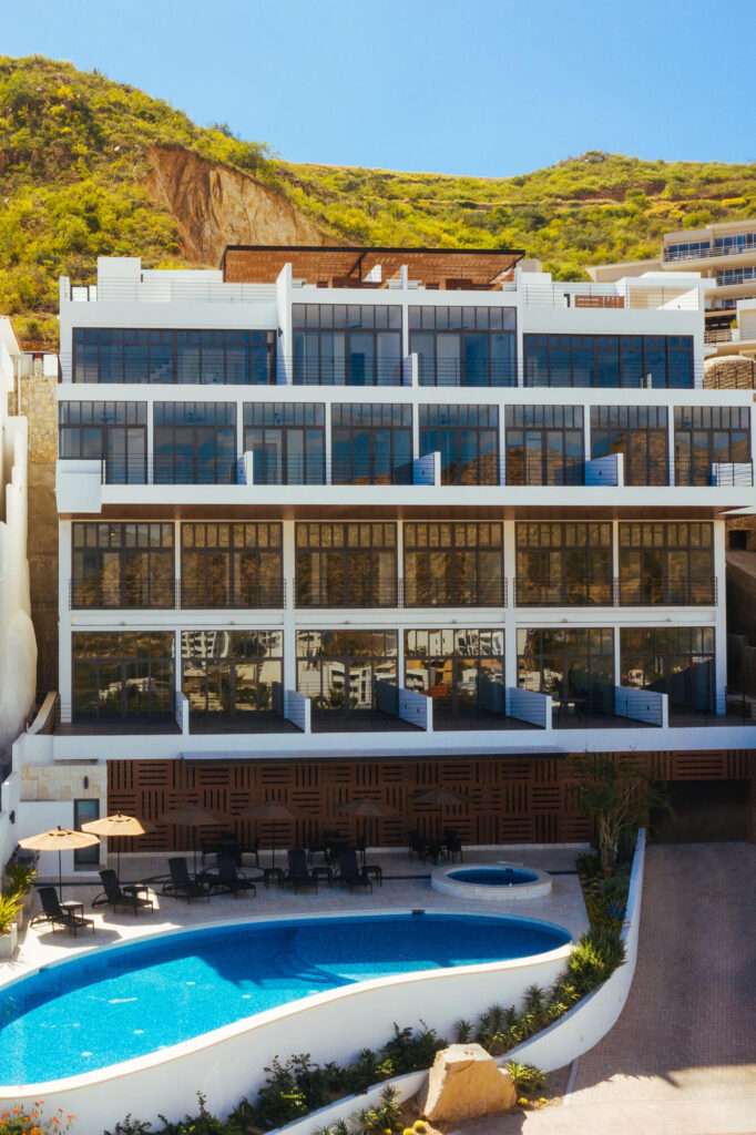 Los Cabos Punto Nima Punto Nima, is a residential development, designed and constructed, by Central de Arquitectura and Fortem Capital. Inspired by the location of the site and context of San Jose, the building is designed with a modern functional spaces with style and natural materials that coexist with the characteristic nature of San Jose. This residential building is designed with diverse amenities of the highest quality, such as a fully equipped gym, pickleball court, rooftop pool with amazing – Mza 44 Lte Pedregal, Cabo San Lucas, BS