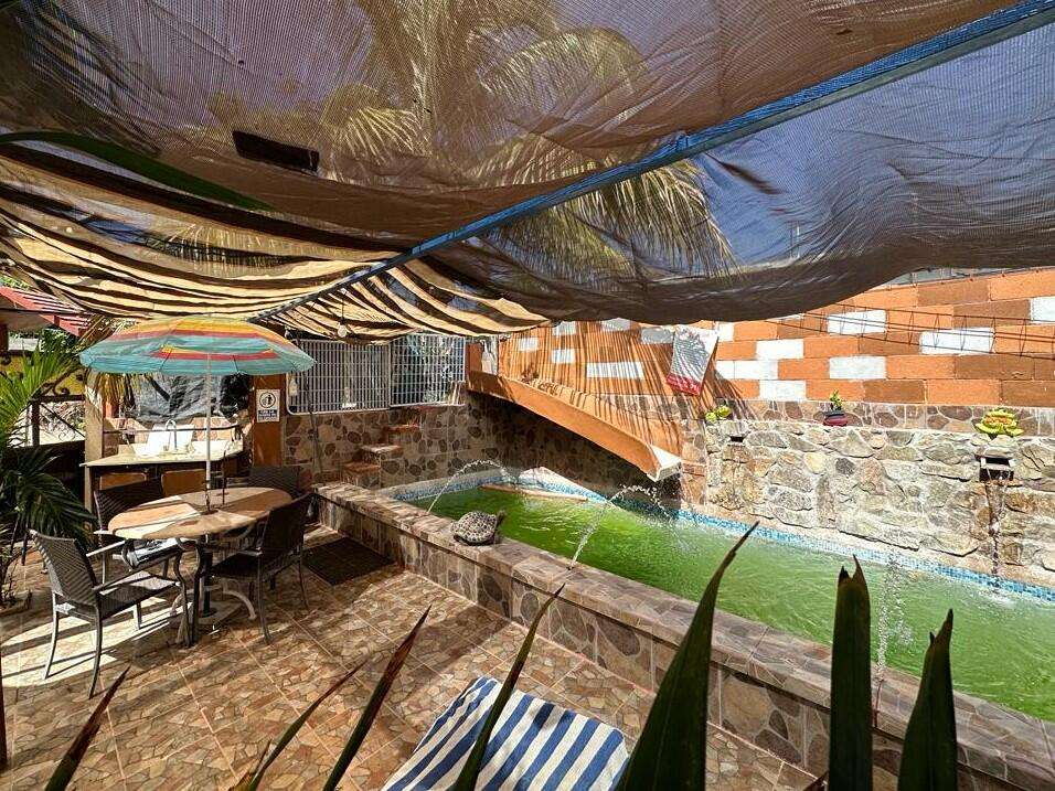 Los Cabos La Cima Descubre esta acogedora casa en La Cima, ubicada en una zona tranquila del corredor turístico de Los Cabos.La propiedad de dos niveles ofrece un diseño funcional con 2 rec/3 baños, ideal tanto para vivir tiempo completo y para inversión vacacional.En planta baja encontrarás espacios bien distribuidos que incluyen área de sala, comedor y cocina, creando un ambiente práctico para la vida diaria.En el segundo nivel se encuentra una estancia adicional, perfecta como sala de TV, oficina o área familiar, la cual tiene el potencial de convertirse en una tercera recámara, brindando mayor flexibilidad según las necesidades del propietario.Ubicada en una zona con fácil acceso a supermercados servicios y playas, esta casa combina comodidad, privacidad y excelente potencial de plusvalía en Discover this inviting home in La Cima, located in a quiet area of the Los Cabos tourist corridor. This two-story property offers a functional design with 2 bedrooms and 3 bathrooms, ideal for full-time living or as a vacation investment. On the ground floor, you'll find well-distributed spaces including a living room, dining room, and kitchen, creating a practical environment for everyday living. The second floor features an additional room, perfect as a TV room, office, or family area, which has the potential to be converted into a third bedroom, providing greater flexibility according to the owner's needs. Located in an area with easy access to supermarkets, services, and beaches, this home combines comfort, privacy, and excellent appreciation potential in Los Cabos. for sale