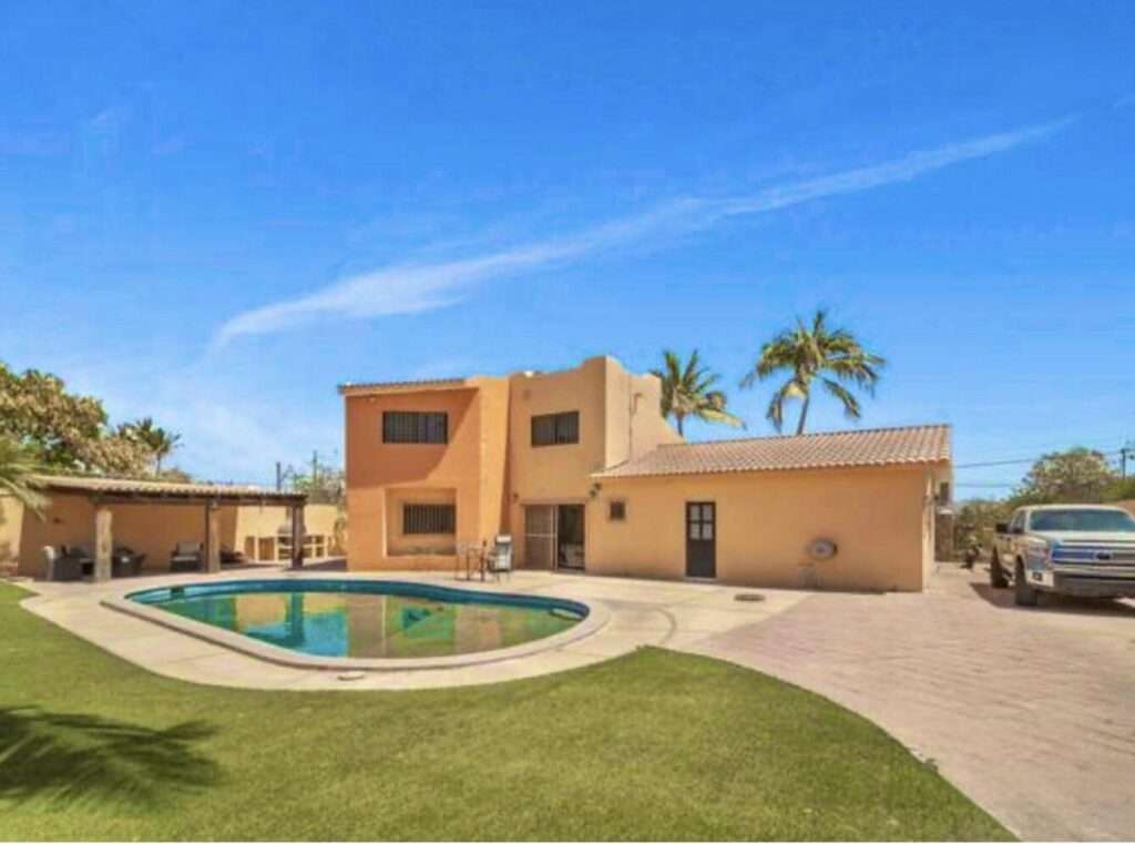 Los Cabos San Jose Viejo This exceptionally spacious single-family home, one of the largest properties in the area, is ideally located in San Jose del Cabo, just 5 minutes from Los Cabos International Airport and 15 minutes from downtown San Jose del Cabo. The property sits only two blocks from the Transpeninsular Highway, offering excellent accessibility while maintaining privacy.Set on a generous 9,150 sq ft lot, this home offers expansive indoor and outdoor living spaces, a rare find in this location. The property features a private swimming pool, large garden areas, a covered outdoor terrace, and a BBQ area, creating an ideal setting for enjoying the Baja lifestyle.The home offers a functional and comfortable layout with ample natural light, oversized social areas, and excellent outdoor flow. The large yard provides flexibility for residential use, potential future enhancements, or additional improvements. Ample parking space adds functionality and versatility to the property.Esta casa unifamiliar excepcionalmente amplia, una de las más grandes de la zona, se encuentra estratégicamente ubicada en San José del Cabo, a solo 5 minutos del Aeropuerto Internacional de Los Cabos y 15 minutos del centro de San José del Cabo. La propiedad está situada a únicamente 2 cuadras de la Carretera Transpeninsular, ofreciendo excelente accesibilidad sin sacrificar privacidad.Ubicada sobre un generoso terreno de aproximadamente 850 m², esta propiedad ofrece amplios espacios interiores y exteriores, algo poco común en esta ubicación. Cuenta con alberca privada, áreas de jardín de gran tamaño, terraza exterior techada y área de asador, creando un entorno ideal para disfrutar del estilo de vida de Baja California Sur.La casa ofrece una distribución funcional y cómoda, con excelente iluminación natural, áreas sociales amplias y una muy buena integración entre espacios interiores y exteriores.El amplio jardín brinda flexibilidad para uso residencial, posibles ampliaciones futuras o mejoras adicionales. El estacionamiento amplio agrega funcionalidad y versatilidad a la propiedad. – Pool House -Big Lot, San Jose Del Cabo, San Jose del Cabo, BS