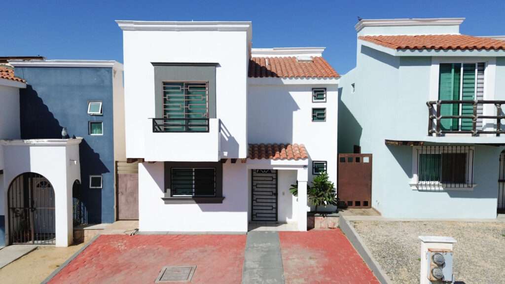 Los Cabos Ampliacion El Zacata EN VENTA CASA DE ENMEDIO, Col. Zacatal San José de Cabo.Esta casa se encuentra en un estado impecable, prácticamente nueva. Cuenta con recamara master con baño. 2 recamaras con closet. Todas las recamaras con aire acondicionado y closet. Estancia de sala y comedor con aire acondicionado. Total 2.5 baños. Amplio patio. Cisterna de 5,000 litros y tinaco de 1,100 litros. Tanque de gas LP estacionario. Calentador. Equipo hidroneumático. Conexiones listas para cocina y lavadora. Ubicada cerca de Oxxo, Chedraui, Smart Fit. Tienda Ley y Starbucks, escuelas y restaurantes. Vías rápidas por boulevard Forjadores y a 3 minutos de carretera Transpeninsular. for sale