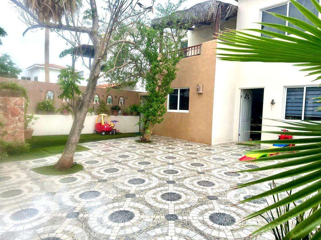 Los Cabos La Cima Descubre esta acogedora casa en La Cima, ubicada en una zona tranquila del corredor turístico de Los Cabos.La propiedad de dos niveles ofrece un diseño funcional con 2 rec/3 baños, ideal tanto para vivir tiempo completo y para inversión vacacional.En planta baja encontrarás espacios bien distribuidos que incluyen área de sala, comedor y cocina, creando un ambiente práctico para la vida diaria.En el segundo nivel se encuentra una estancia adicional, perfecta como sala de TV, oficina o área familiar, la cual tiene el potencial de convertirse en una tercera recámara, brindando mayor flexibilidad según las necesidades del propietario.Ubicada en una zona con fácil acceso a supermercados servicios y playas, esta casa combina comodidad, privacidad y excelente potencial de plusvalía en Discover this inviting home in La Cima, located in a quiet area of the Los Cabos tourist corridor. This two-story property offers a functional design with 2 bedrooms and 3 bathrooms, ideal for full-time living or as a vacation investment. On the ground floor, you'll find well-distributed spaces including a living room, dining room, and kitchen, creating a practical environment for everyday living. The second floor features an additional room, perfect as a TV room, office, or family area, which has the potential to be converted into a third bedroom, providing greater flexibility according to the owner's needs. Located in an area with easy access to supermarkets, services, and beaches, this home combines comfort, privacy, and excellent appreciation potential in Los Cabos. for sale