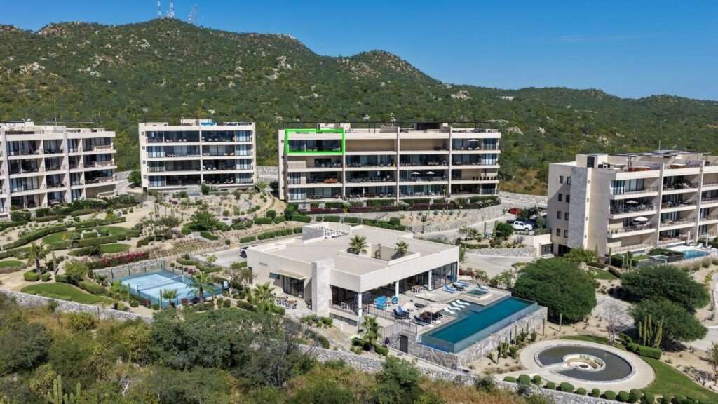 Los Cabos Magisterial Este Hermoso Condo combina amplitud, iluminación natural y acabados de calidad en una de las zonas más cómodas y prácticas para vivir , con cochera para dos autos y portón eléctrico. Cuenta con sala, comedor y cocina amplia con barra de granito. Los baños están renovados con canceles de vidrio, regaderas tipo lluvia y acabados modernos. Pisos de mármol, buena ventilación y excelente distribución. Lista para habitar o invertir, en una zona cómoda y céntrica. – Salomon de la Cruz SN Solaria, Cabo Corridor, BS