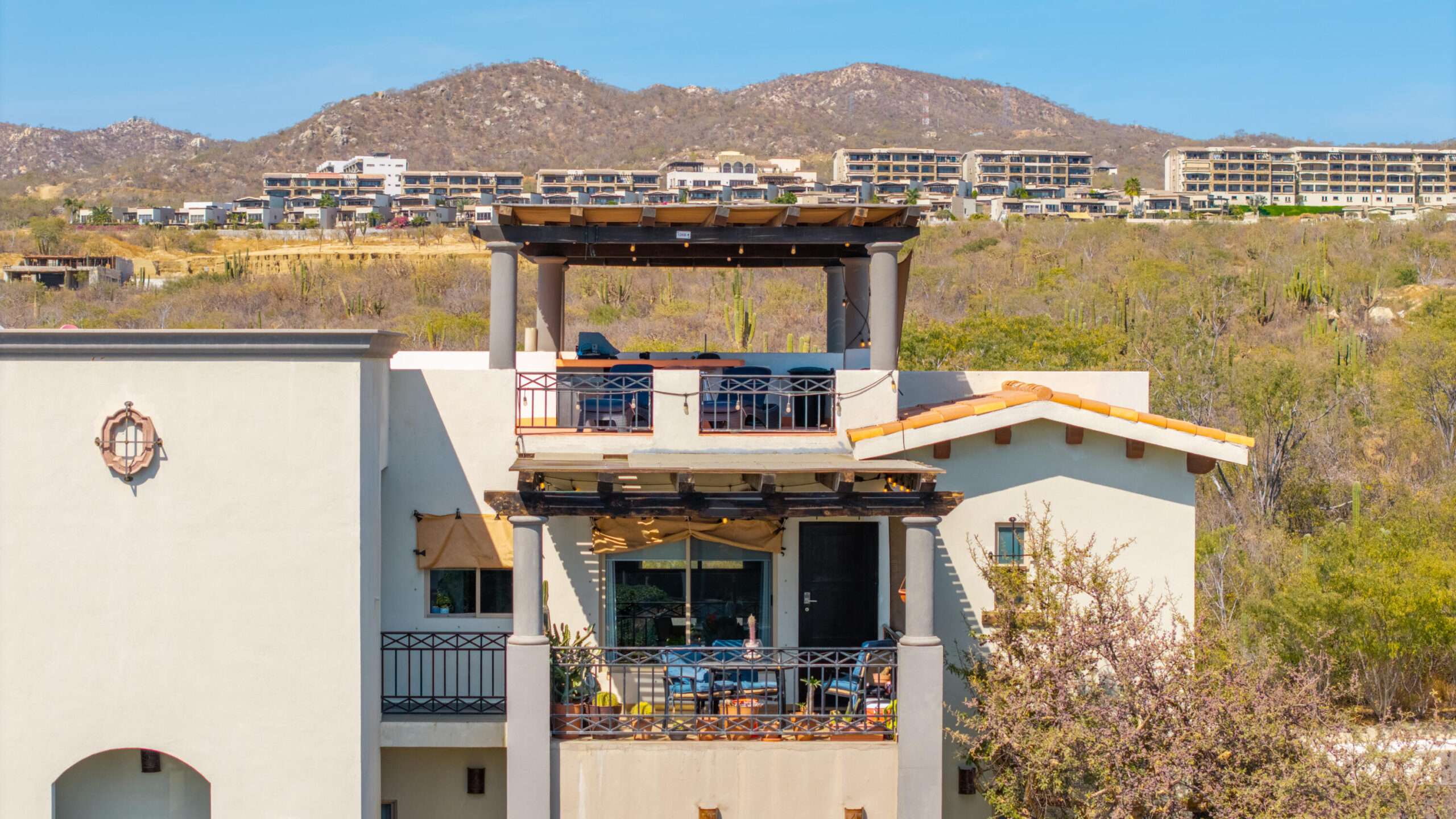 Los Cabos Alba Residences Discover the epitome of affordable luxury living at the newly launched Alba Residences. Strategically located just steps from the main highway, this property offers unparalleled accessibility and convenience. In addition to residential units, Alba features commercial spaces on the first two floors, enhancing the overall living experience for residents. We are pleased to announce that the final units are still available at pre-sale pricing. For further information, please do not hesitate to contact me. Finishings extra.PRICE IS BASED. Descubra el epΓtome de la vida de lujo asequible en las reciΓ©n inauguradas Alba Residences. Estrategicamente ubicadas a solo unos pasos de la carretera principal, esta propiedad ofrece una accesibilidad y conveniencia inigualables. AdemΓ‘s de las unidades residenciales, Alba cuenta con espacios comerciales en los primeros dos pisos, mejorando la experiencia de vida en general para los residentes. Nos complace anunciar que las ΓΊltimas unidades aΓΊn estΓ‘n disponibles a precios de pre-venta. Para mΓ‘s informaciΓ³n, no dude en ponerse en contacto conmigo. Acabados extra for sale