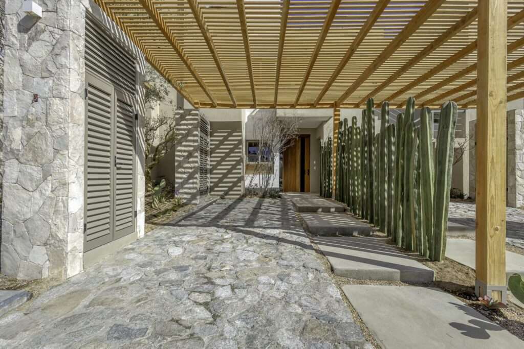 Los Cabos Brisas Del Pac East Casa de un nivel en Brisas del Pacífico con estructura para segundo piso. Cuenta con dos cocheras techadas, sala, sala de estar, cocina con isla y terraza. Terreno de 2,100 m² con gran potencial para alberca, ampliación o desarrollo. Ideal para inversión o vivir.Single-level home in Brisas del Pacífico with structure for a second floor. Features two covered carports, living room, family room, kitchen with island, and terrace. 2,100 m² lot with excellent potential for a pool, expansion, or development. Ideal for living or investment. – Solesta Luxury Residence 16A, San Jose del Cabo, San Jose del Cabo, BS