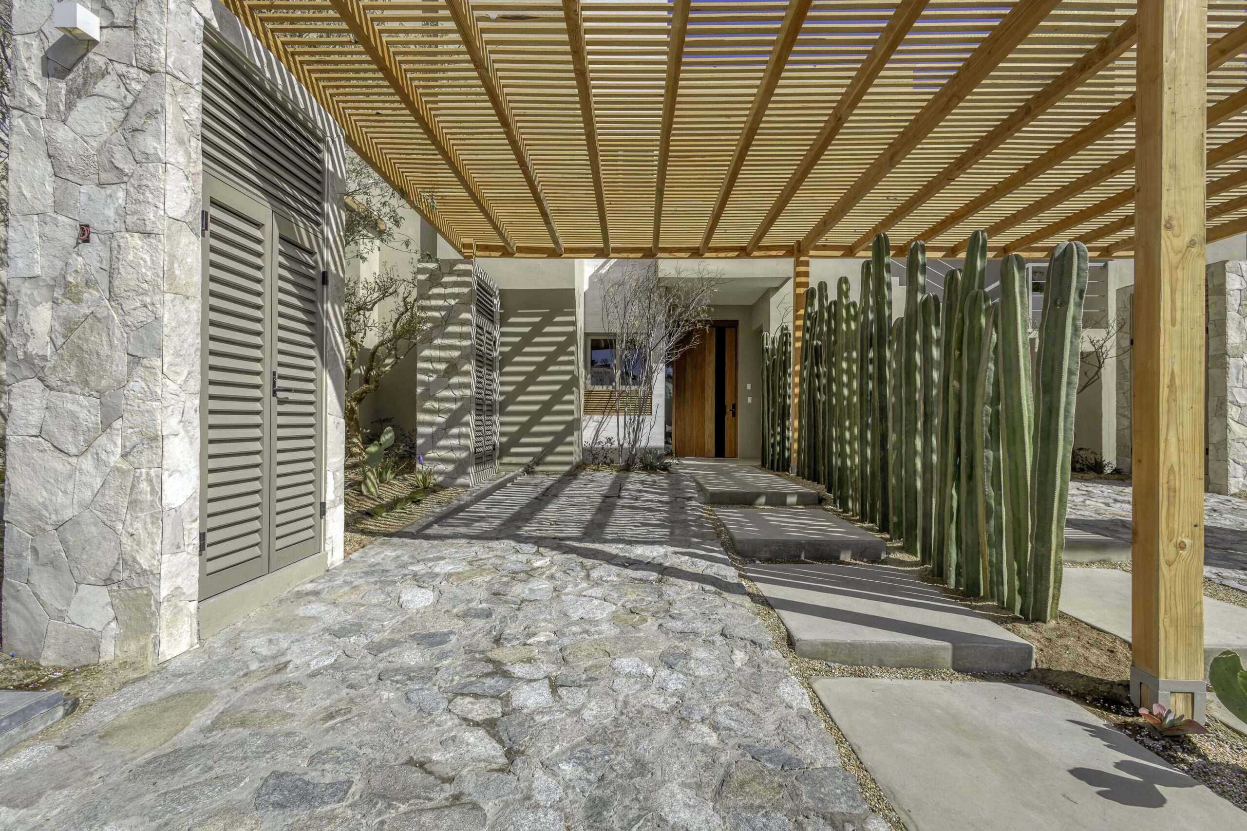 Los Cabos Brisas Del Pac East Casa de un nivel en Brisas del PacΓfico con estructura para segundo piso. Cuenta con dos cocheras techadas, sala, sala de estar, cocina con isla y terraza. Terreno de 2,100 mΒ² con gran potencial para alberca, ampliaciΓ³n o desarrollo. Ideal para inversiΓ³n o vivir.Single-level home in Brisas del PacΓfico with structure for a second floor. Features two covered carports, living room, family room, kitchen with island, and terrace. 2,100 mΒ² lot with excellent potential for a pool, expansion, or development. Ideal for living or investment. for sale