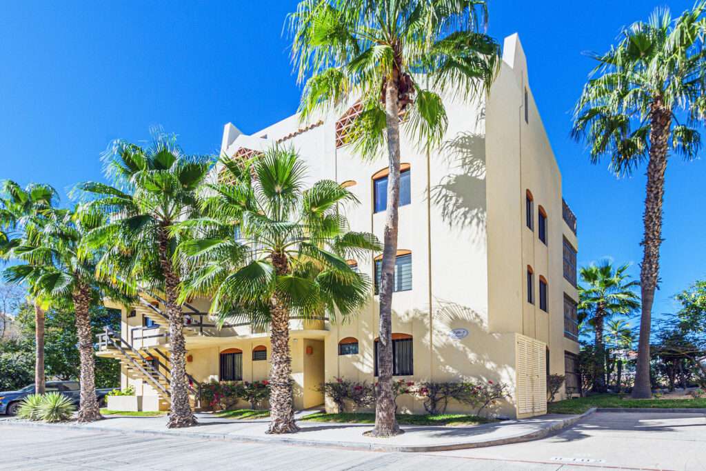 Los Cabos Magisterial Este Hermoso Condo combina amplitud, iluminación natural y acabados de calidad en una de las zonas más cómodas y prácticas para vivir , con cochera para dos autos y portón eléctrico. Cuenta con sala, comedor y cocina amplia con barra de granito. Los baños están renovados con canceles de vidrio, regaderas tipo lluvia y acabados modernos. Pisos de mármol, buena ventilación y excelente distribución. Lista para habitar o invertir, en una zona cómoda y céntrica. – Villa 8, San Jose del Cabo, BS