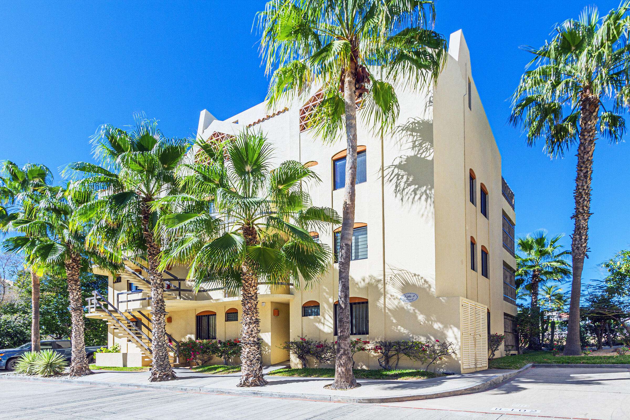 Los Cabos Magisterial Este Hermoso Condo combina amplitud, iluminaciΓ³n natural y acabados de calidad en una de las zonas mΓ‘s cΓ³modas y prΓ‘cticas para vivir , con cochera para dos autos y portΓ³n elΓ©ctrico. Cuenta con sala, comedor y cocina amplia con barra de granito. Los baΓ±os estΓ‘n renovados con canceles de vidrio, regaderas tipo lluvia y acabados modernos. Pisos de mΓ‘rmol, buena ventilaciΓ³n y excelente distribuciΓ³n. Lista para habitar o invertir, en una zona cΓ³moda y cΓ©ntrica. for sale
