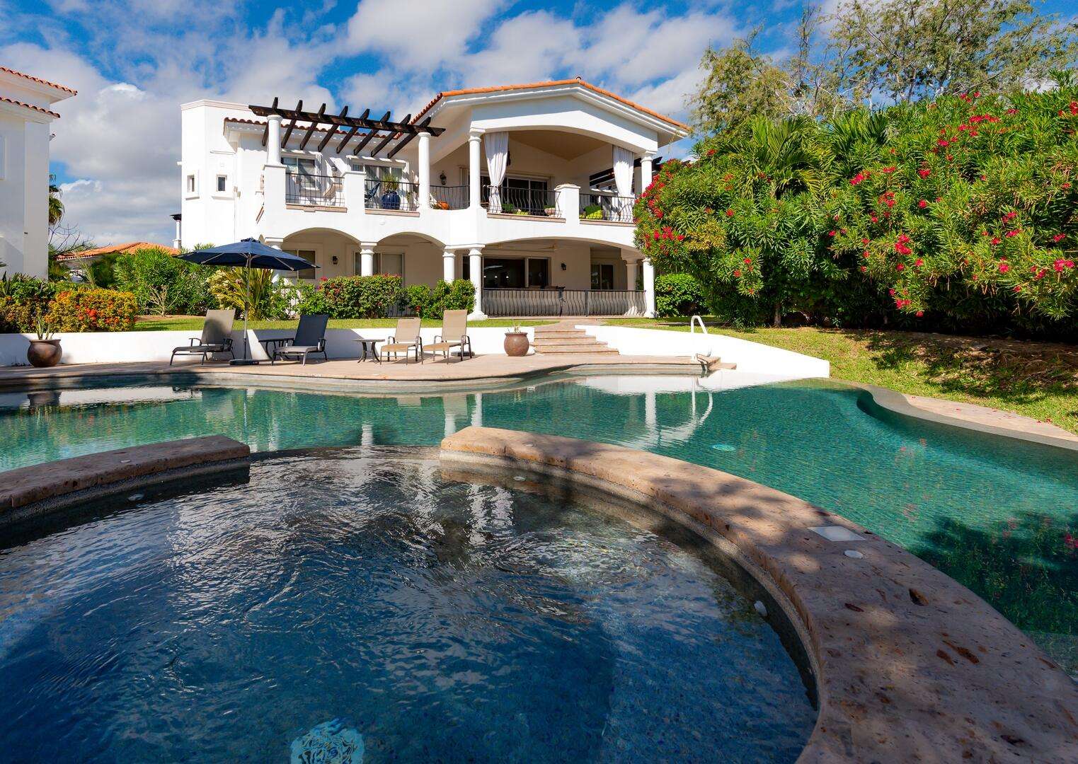 Los Cabos Tamar Experience the perfect blend of comfort and convenience in this spacious 2-bedroom, 2-bathroom condo featuring breathtaking ocean for sale