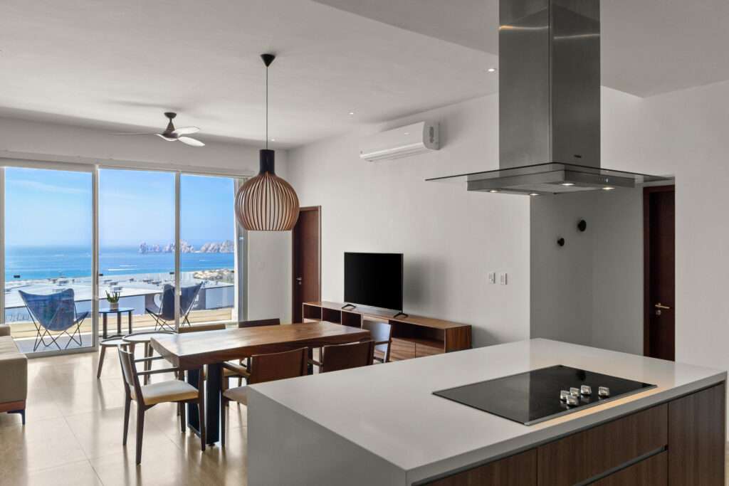 Los Cabos Cardinal Living Oportunidad en Cardinal Living, centro de Cabo. Depto 3 recámaras con lock-off: vive y renta o renta completo. Rooftop con jacuzzi, gym, asadores y vistas. Elevador, parking techado y seguridad 24/7. Listo para generar ingresos. 60% enganche + 40% a 2 años al 7%.Investment at Cardinal Living, downtown Cabo. 3BR lock-off unit: live & rent or rent all. Rooftop w/ jacuzzi, gym, BBQ & – Vista Vela I PH, Cabo Corridor, Cabo Corridor, BS