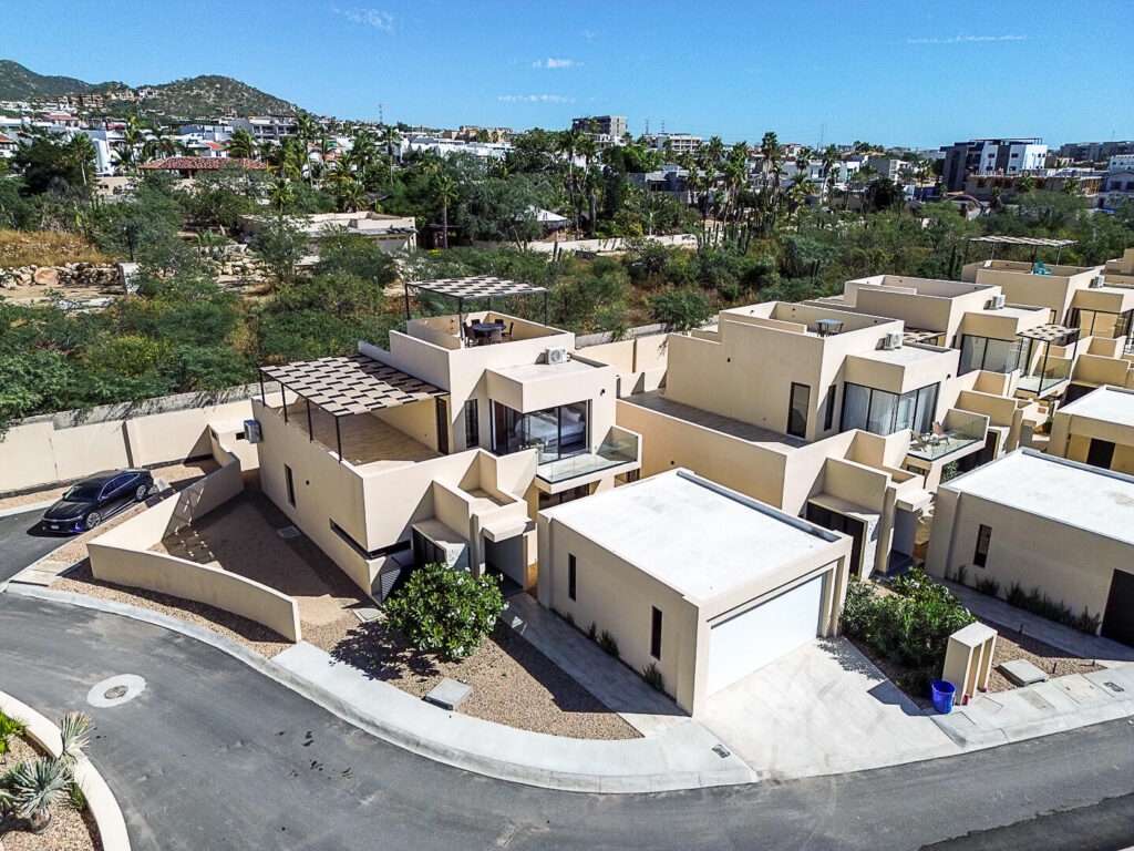 Los Cabos Terranova Beautiful turnkey two-story corner home located in the gated community of Terranova Residencial. The main level offers an inviting living and dining area, a kitchen with granite countertops and pantry. Also a flex room ideal as a guest bedroom or home office.The second level features three bedrooms, including a spacious primary suite with walk-in closet, bathtub, and double vanity, plus two additional bedrooms connected by a Jack-and-Jill bathroom.Enjoy a private backyard with an 80 m² garden, swimming pool, and BBQ area, perfect for entertaining. The rooftop terrace with pergola and BBQ area offers beautiful sunset – Vistana Estates, Cabo Corridor, Cabo Corridor, BS