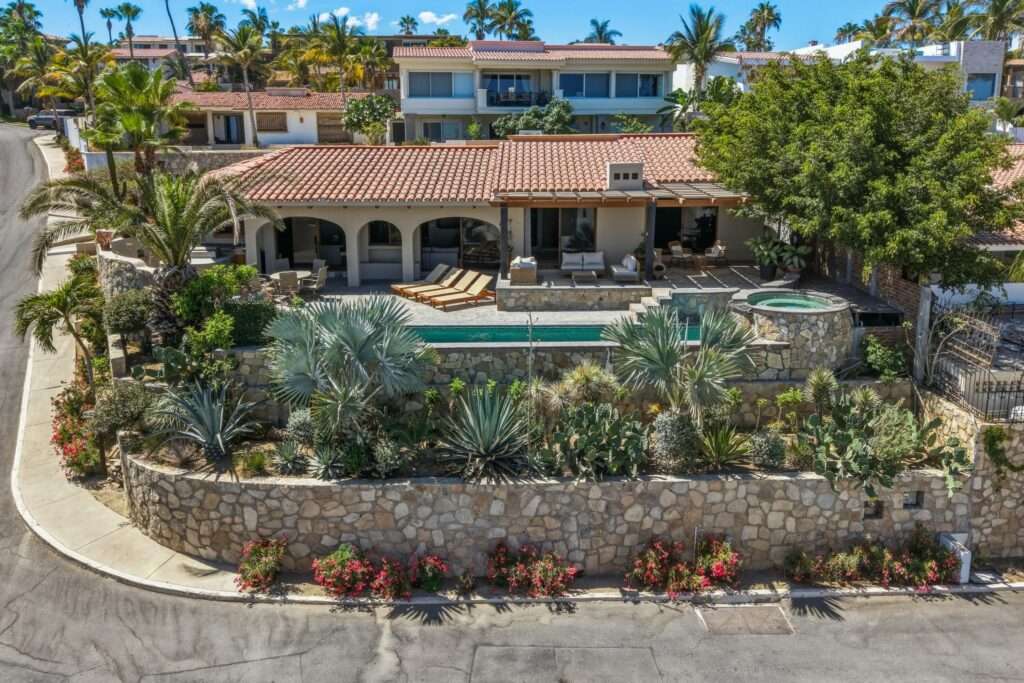 Los Cabos Laguna Hills Located within the gated community of Laguna Hills, this thoughtfully designed single-level residence offers effortless living with elevated indoor-outdoor flow and expansive mountain – Lote 129, San Jose del Cabo, BS